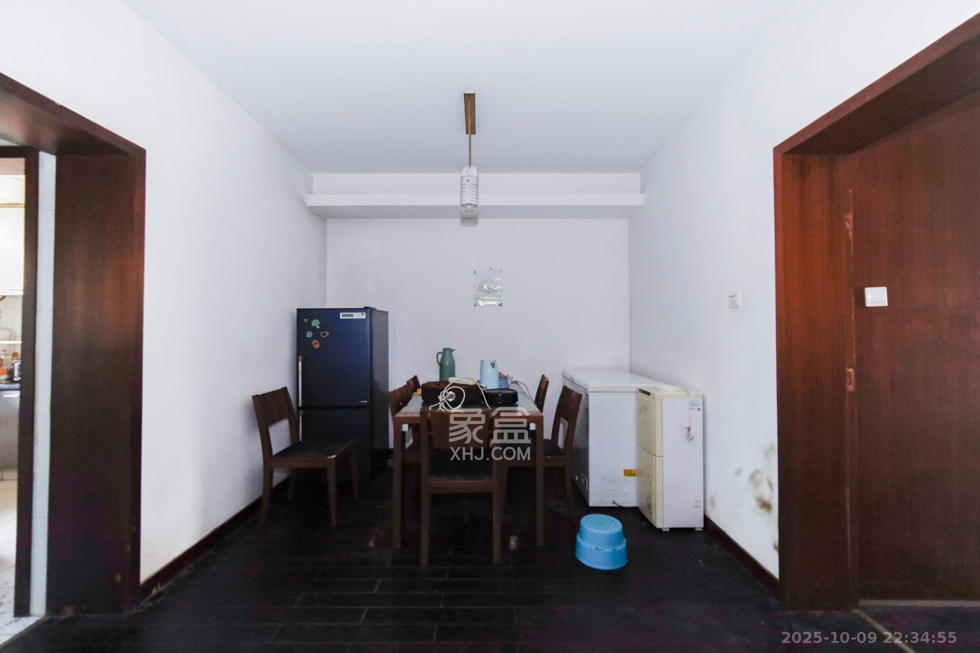 三湘小区  3室2厅1卫    60.0万客厅