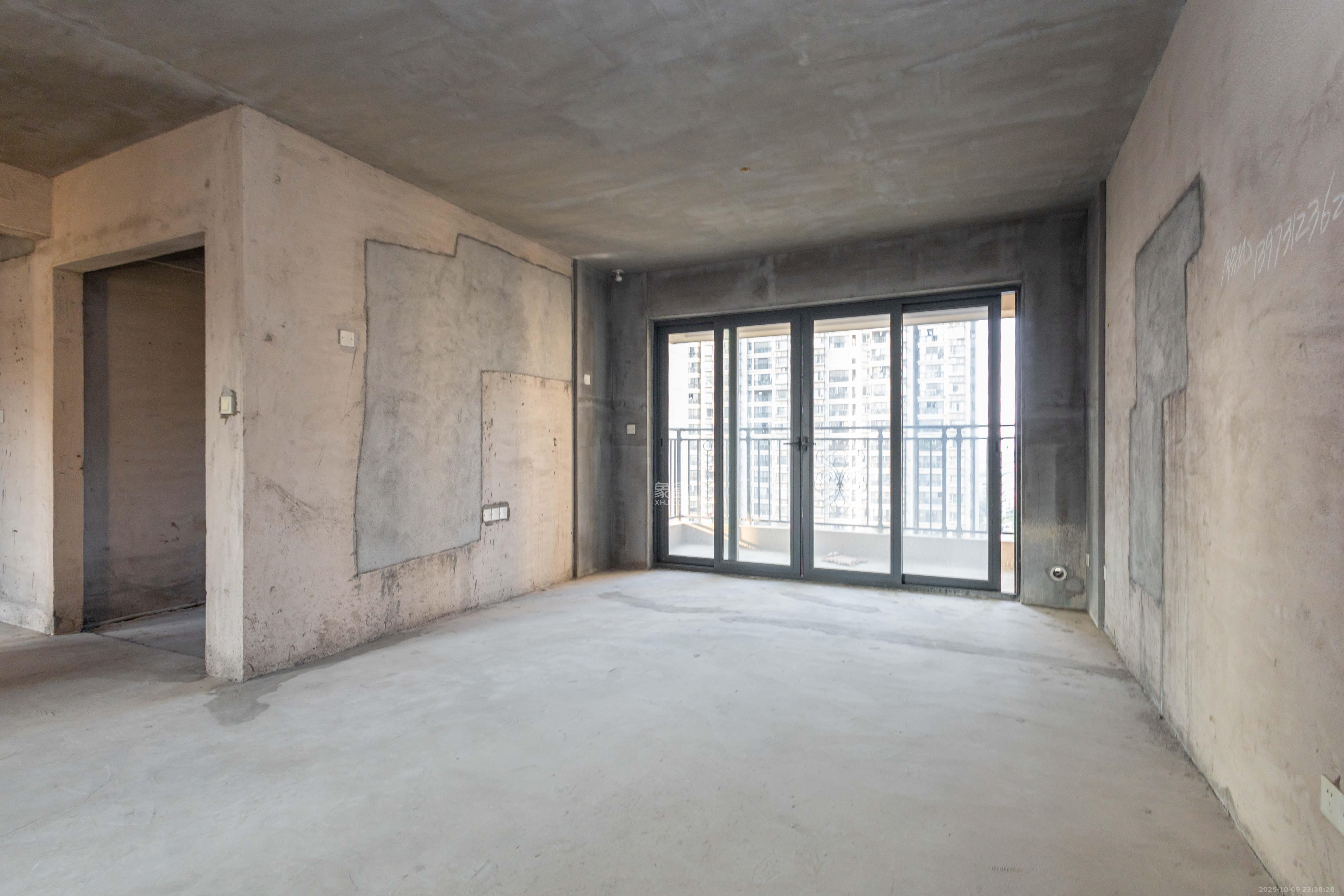 恒大江湾  3室1厅2卫    110.0万客厅