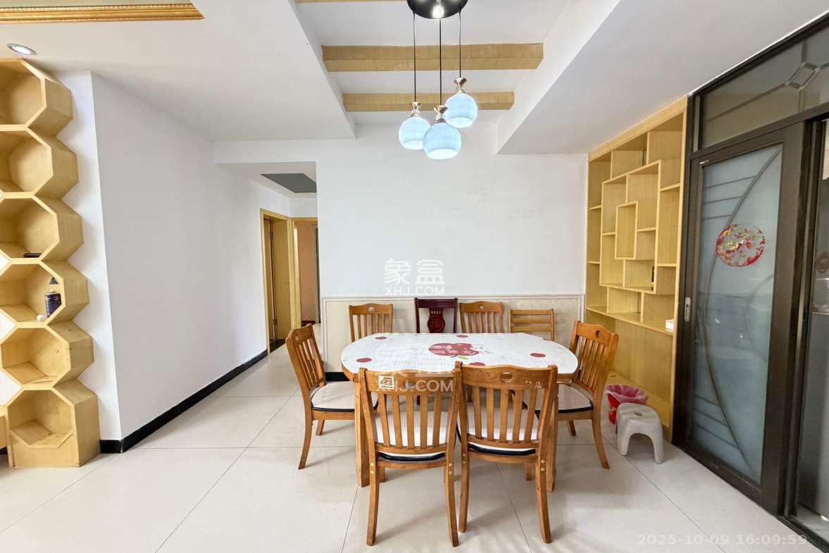 康斯丹郡(融程领秀佳园) 3室2厅2卫 2200.0元/月 康斯丹郡(融程领秀佳园) 3室2厅2卫 2200.0元/月室内图