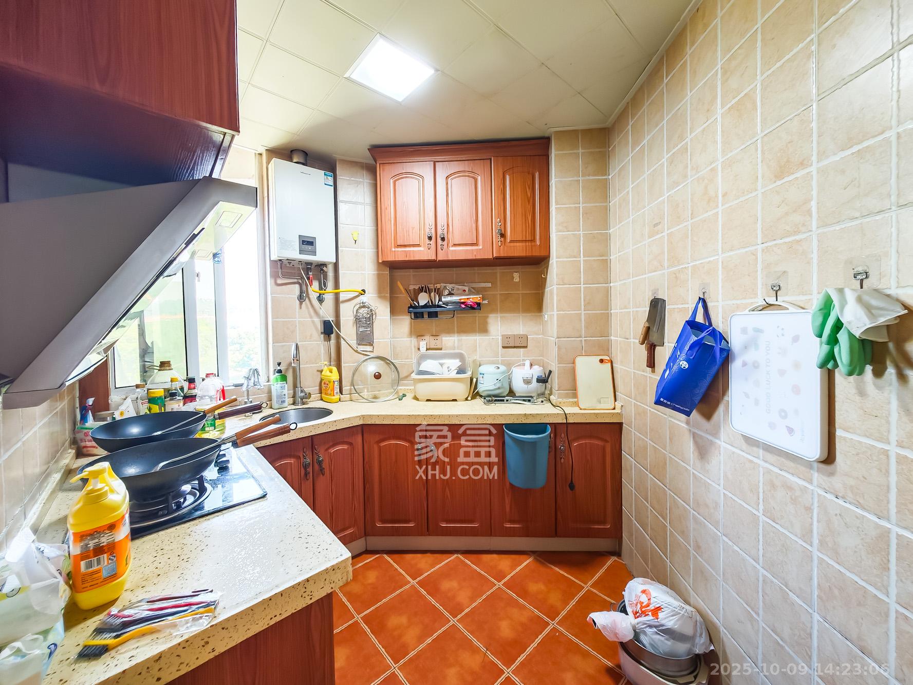 华江乐天花亭  3室2厅2卫    82.0万厨房