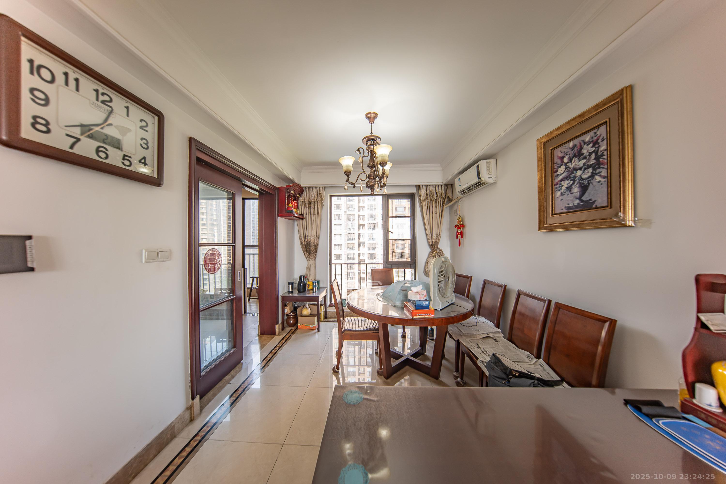 中海国际一期  4室2厅2卫    190.0万客厅