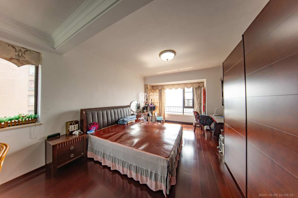 中海国际一期 4室2厅2卫 190.0万 中海国际一期 4室2厅2卫 190.0万卧室