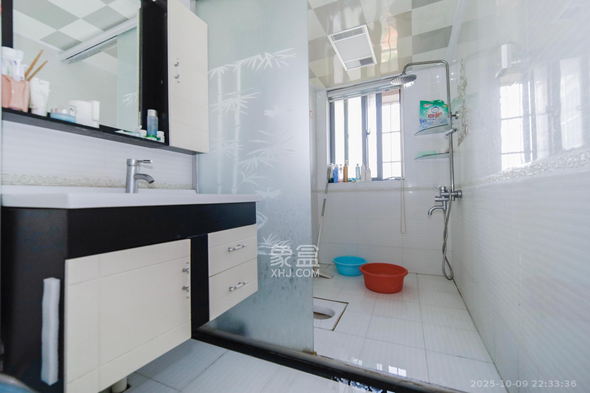 上海城小区  3室2厅2卫    93.8万卫生间