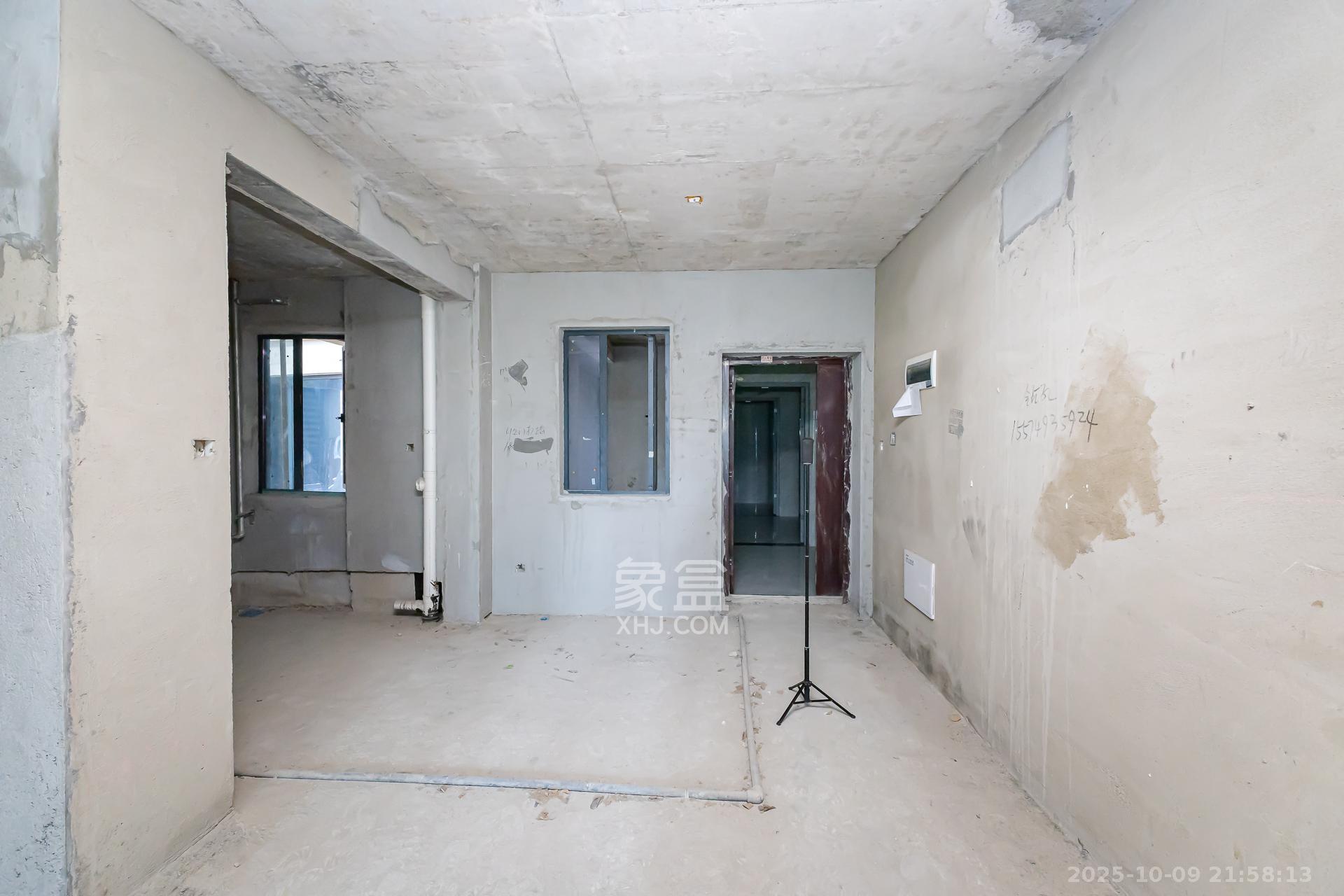 润和滨江广场（润和中央广场）  4室2厅2卫    83.8万客厅