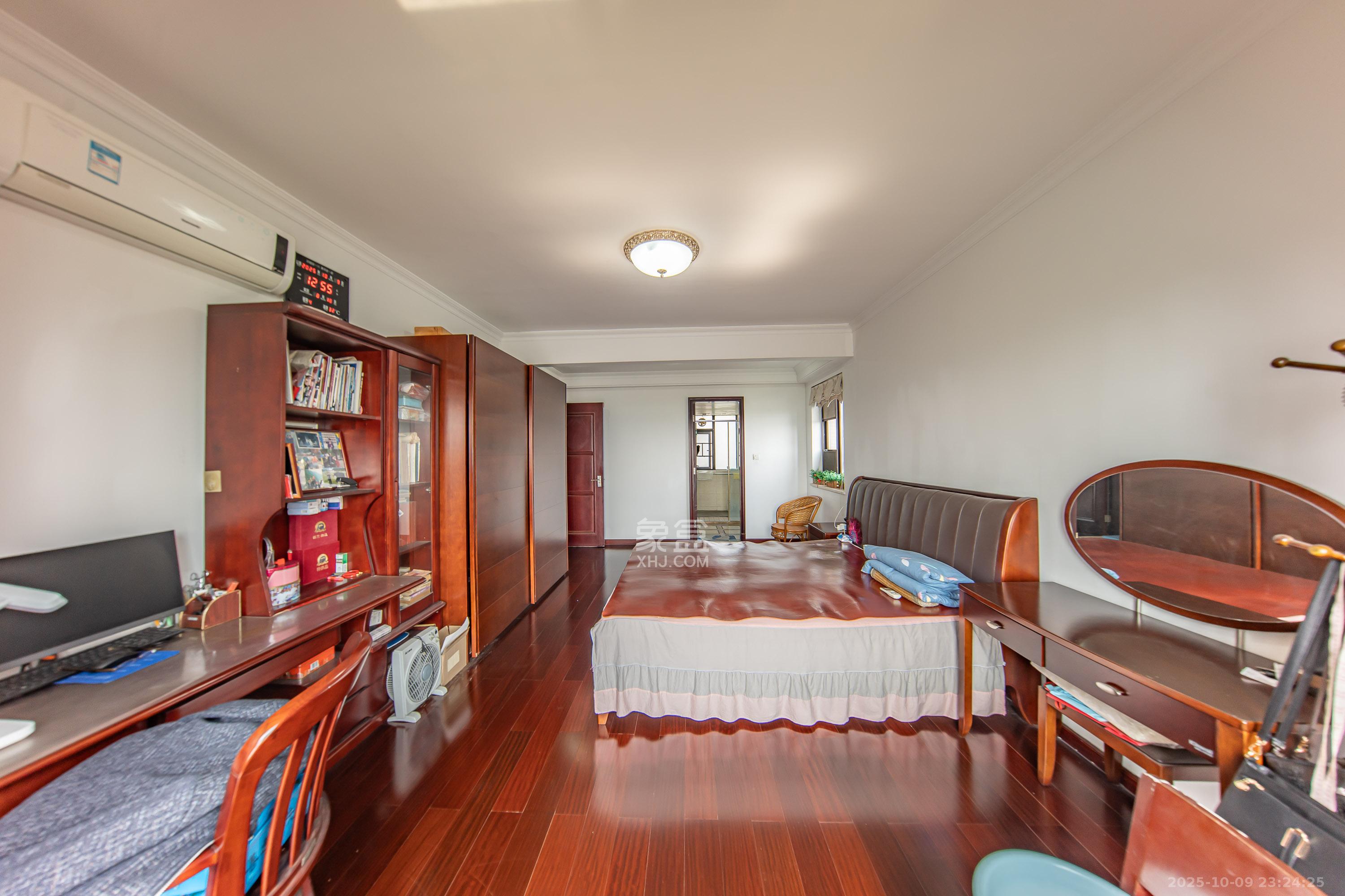 中海国际一期  4室2厅2卫    190.0万卧室