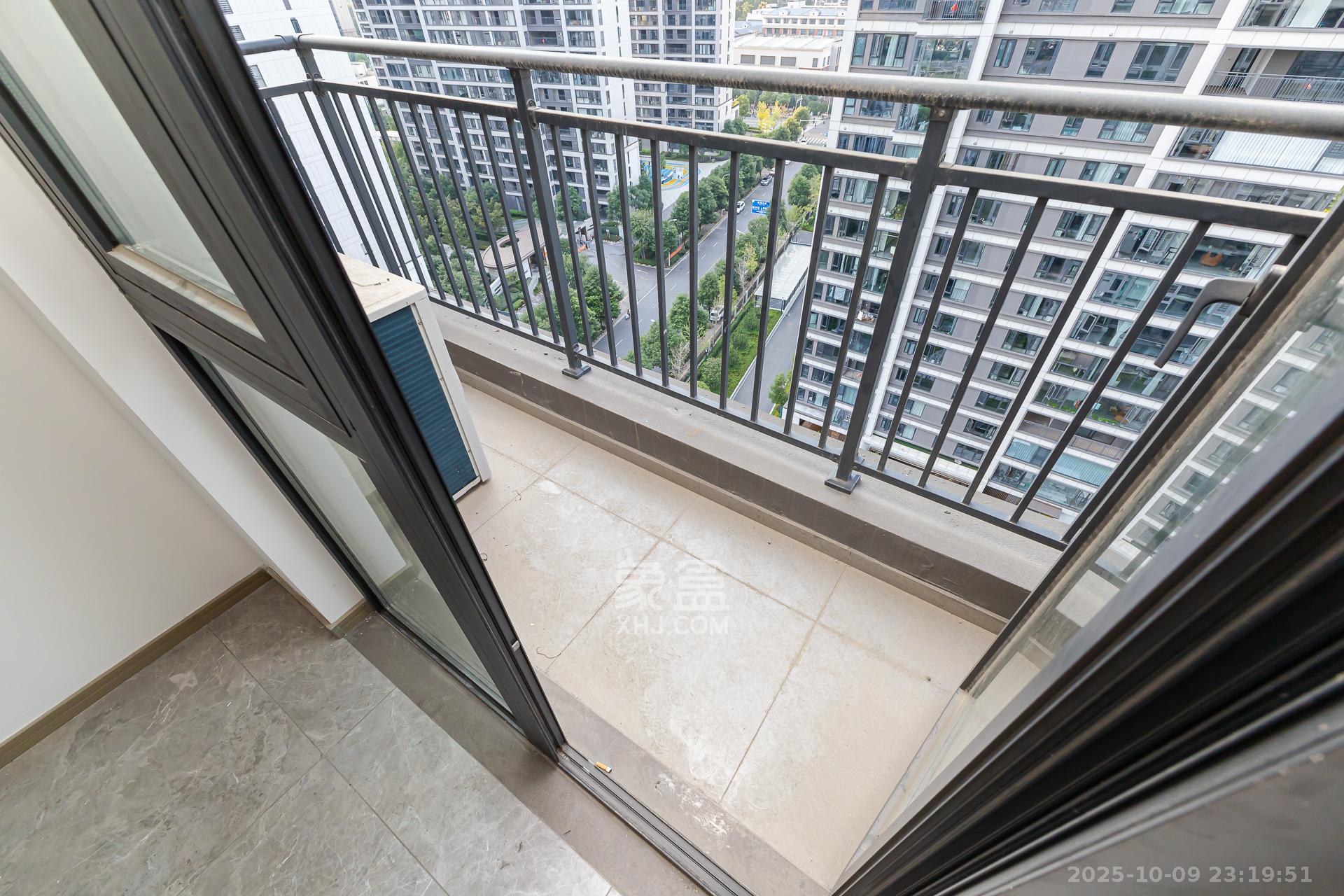 越秀湘江星汇城三期  4室2厅2卫    159.0万阳台