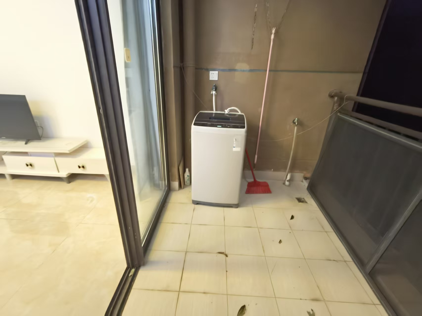 绿地城逸园  3室2厅2卫    2300.0元/月室内图