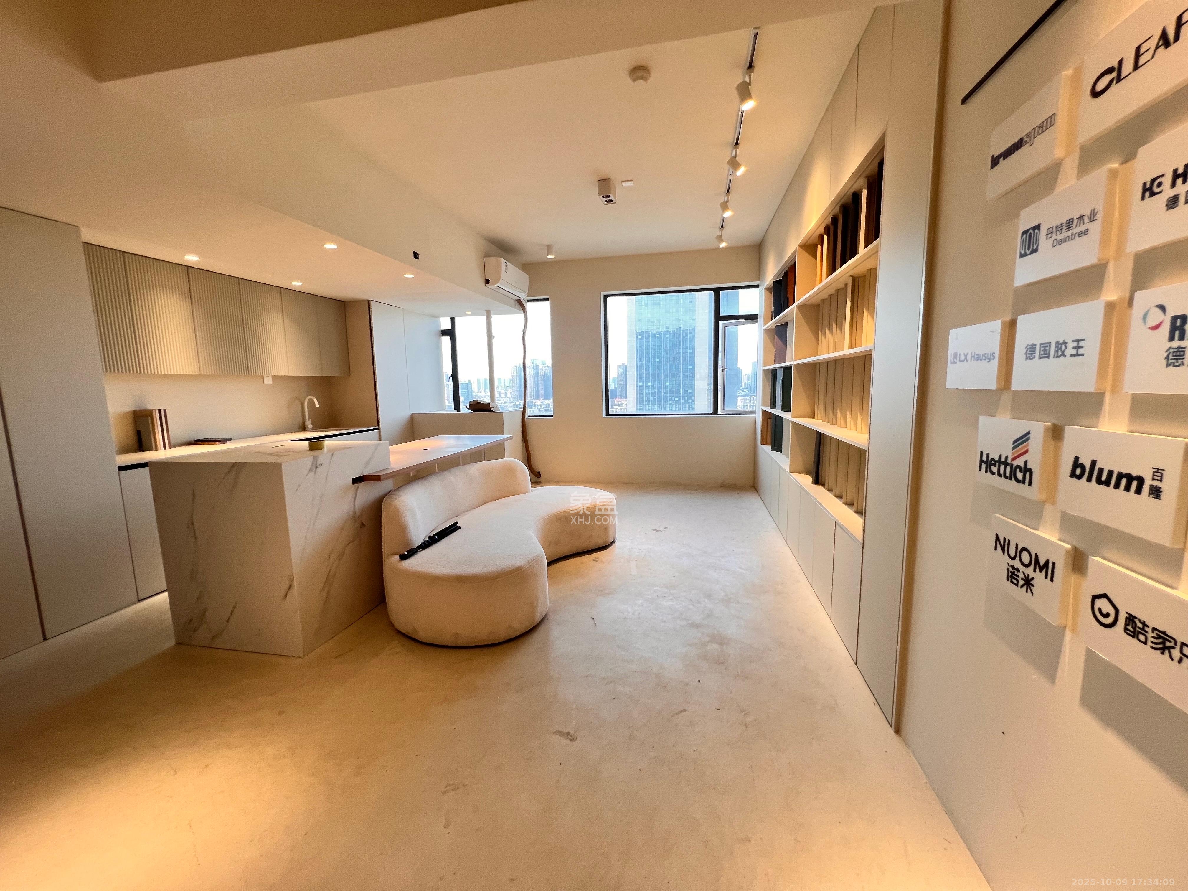 长房中庭国际(东郡华蓉广场) 1室1厅1卫 2500.0元/月 长房中庭国际(东郡华蓉广场) 1室1厅1卫 2500.0元/月室内图