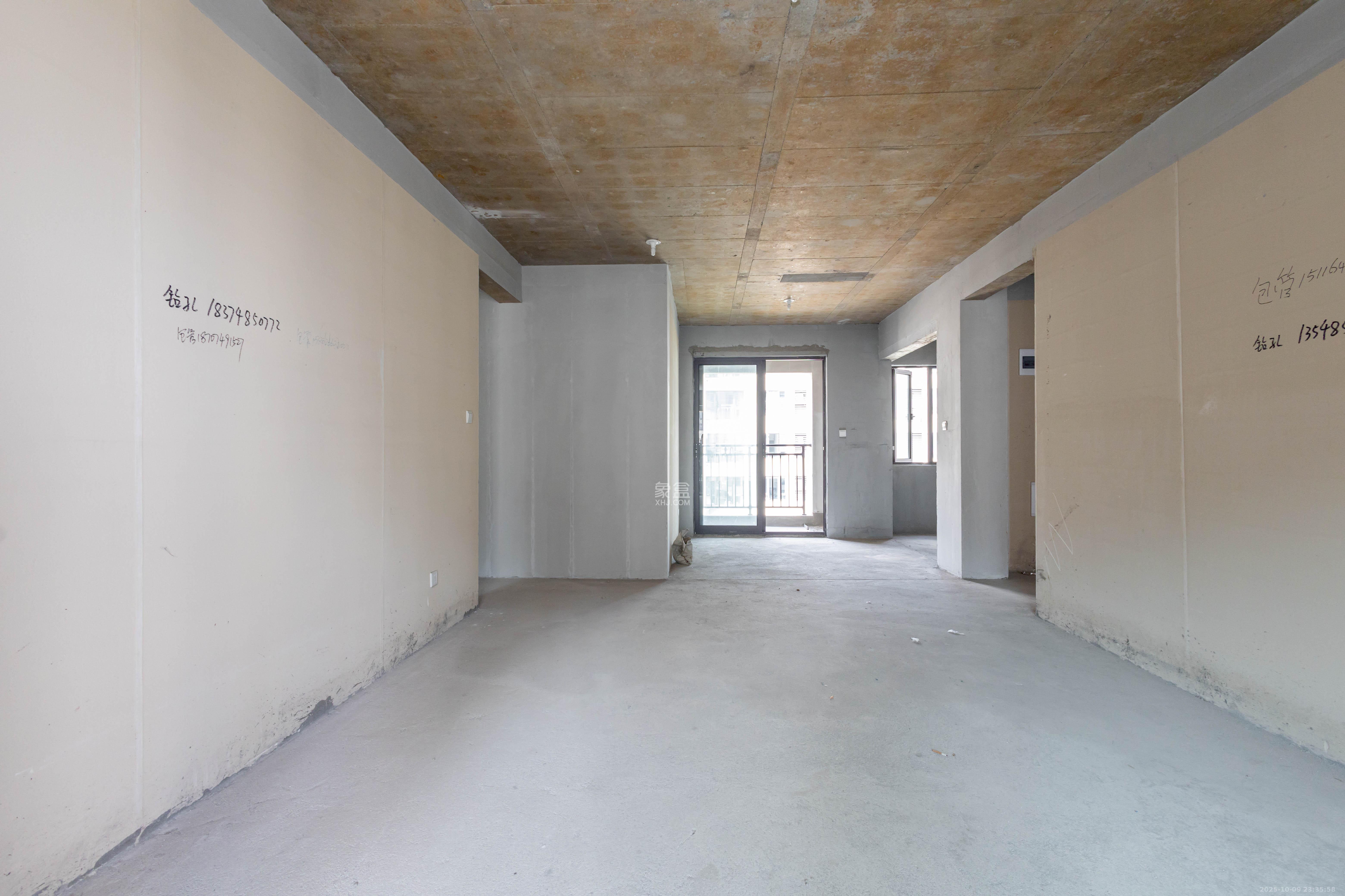 新城恒伟汇隽风华 4室2厅2卫 89.8万 新城恒伟汇隽风华 4室2厅2卫 89.8万客厅