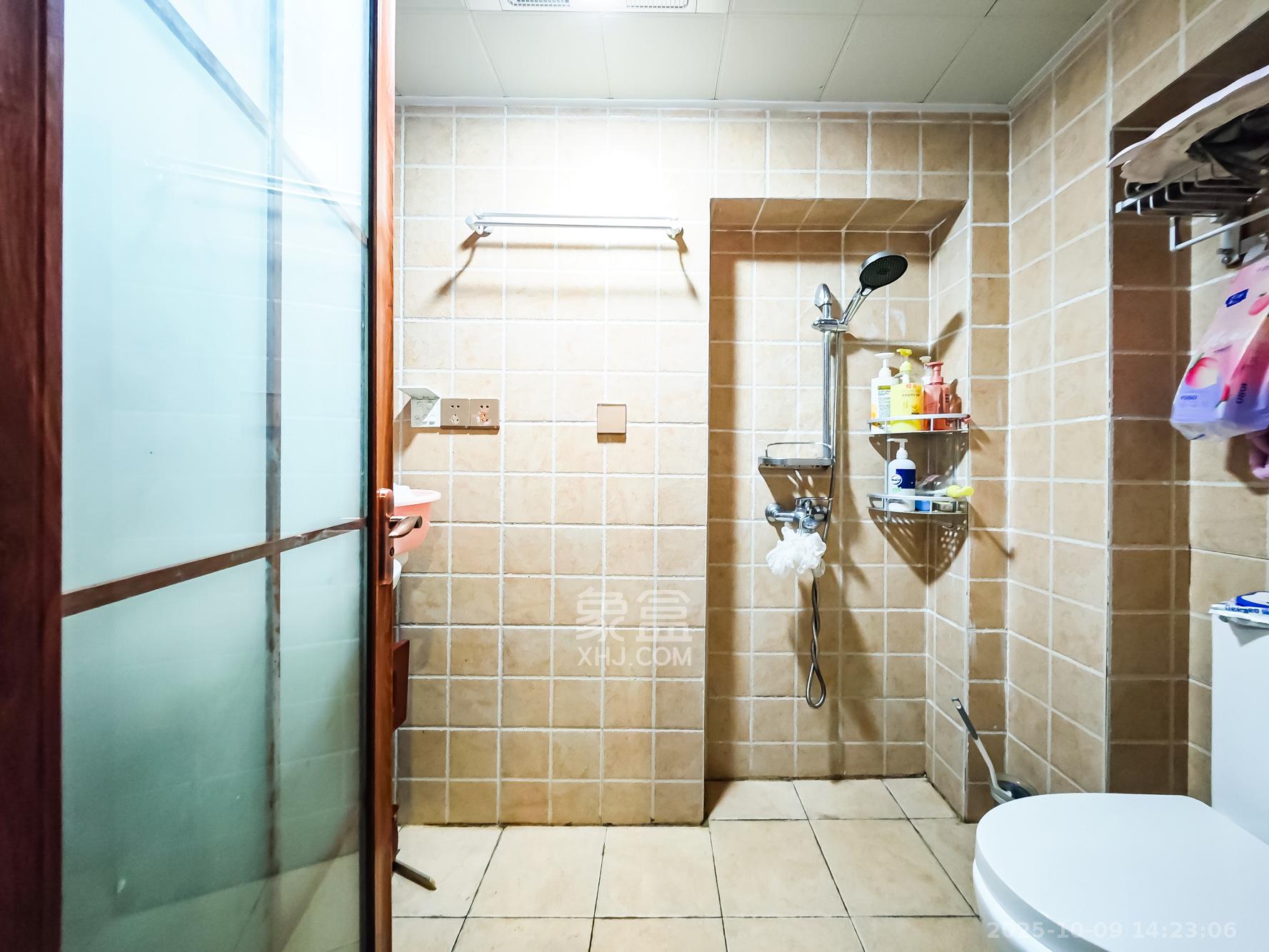 华江乐天花亭  3室2厅2卫    82.0万卫生间