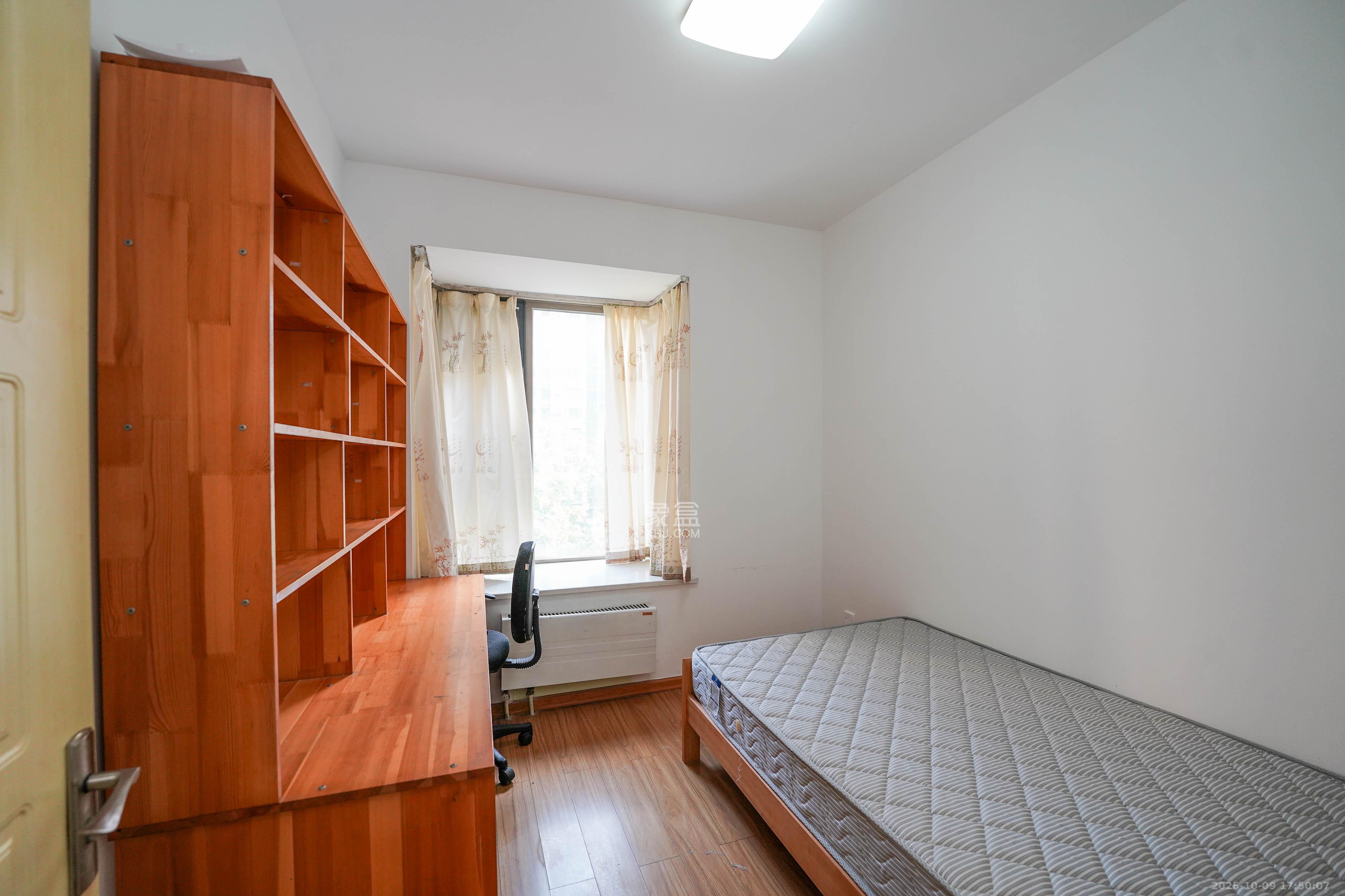 怡海星城  3室2厅2卫    57.0万卧室