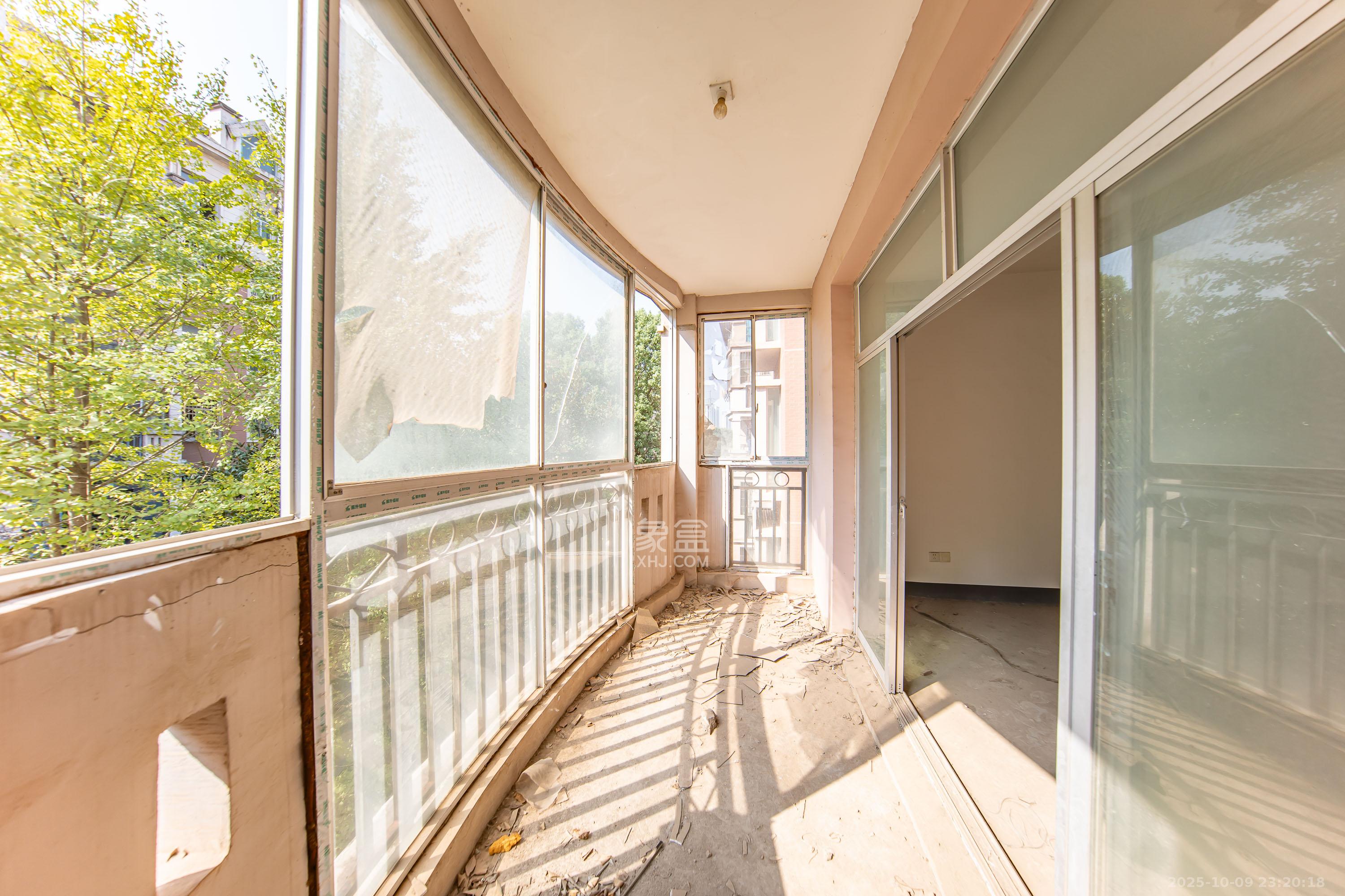 枫华府第  3室2厅2卫    63.8万阳台