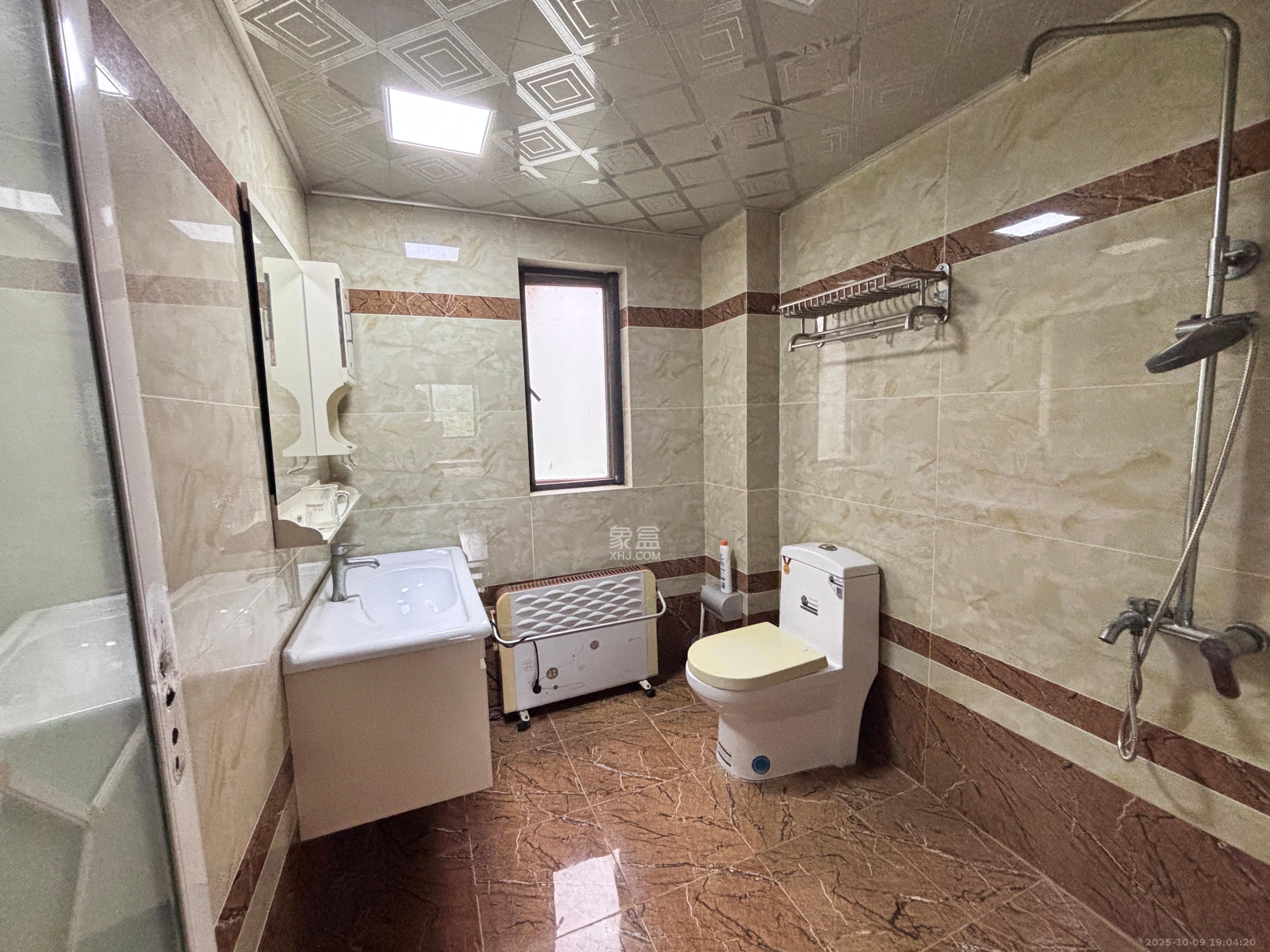 新城国际花都  3室2厅2卫    1800.0元/月室内图