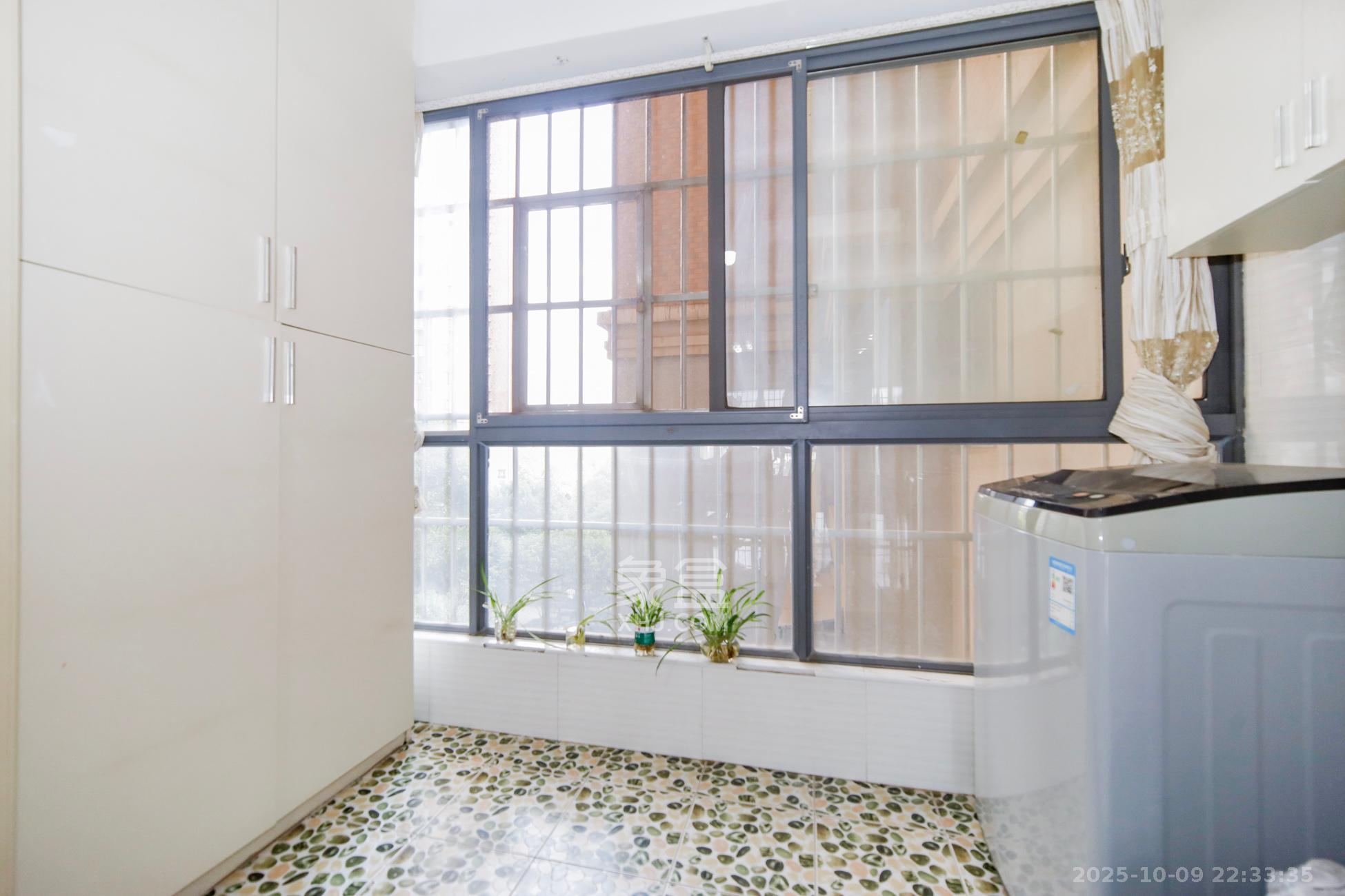 上海城小区  3室2厅2卫    93.8万阳台