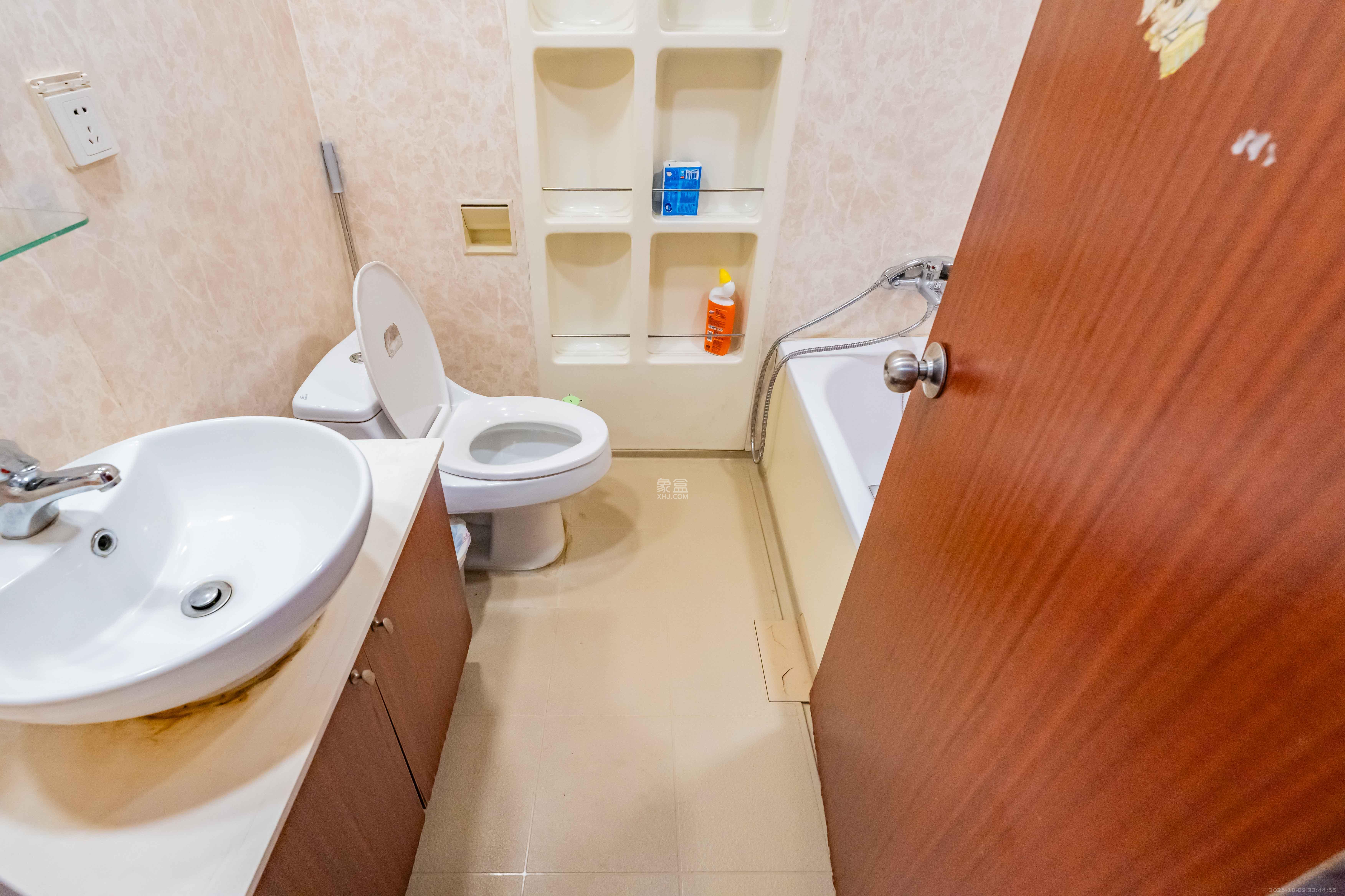 盛世美居荷园  2室2厅2卫    100.0万卫生间