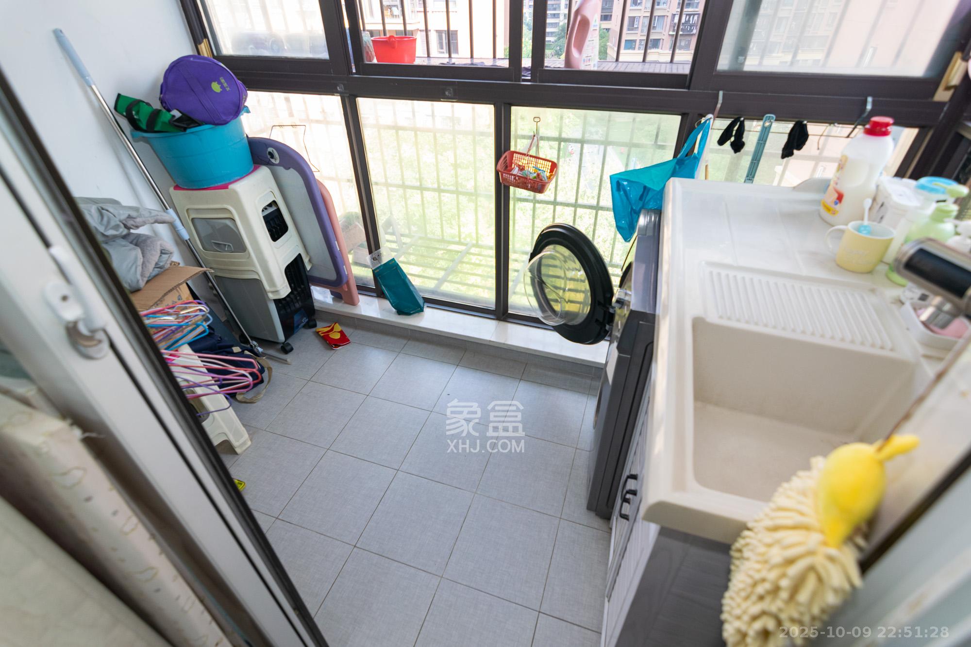 新城国际花都  3室2厅2卫    81.8万阳台