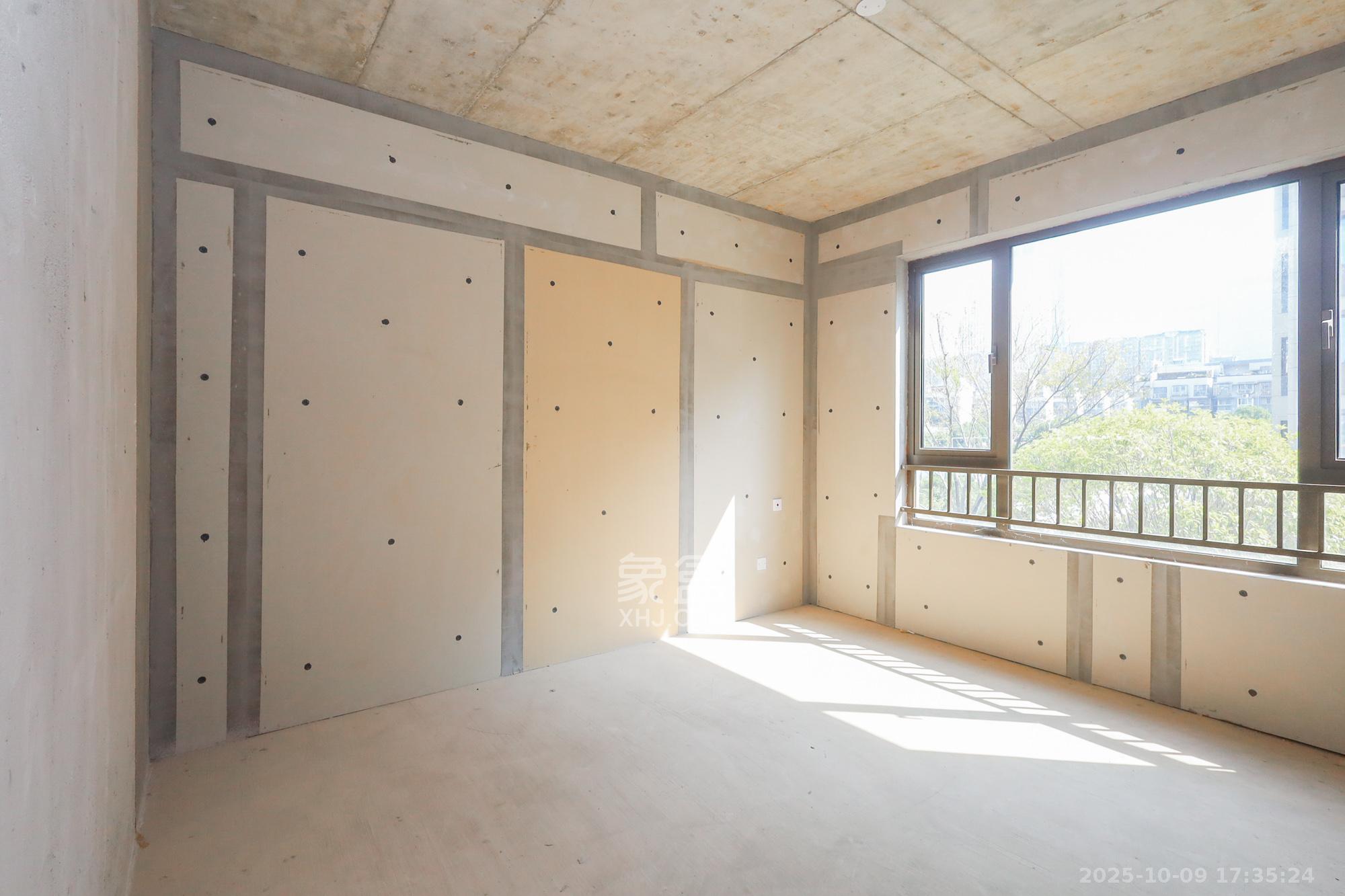 正荣滨江紫阙台 5室2厅3卫 316.0万 正荣滨江紫阙台 5室2厅3卫 316.0万卧室