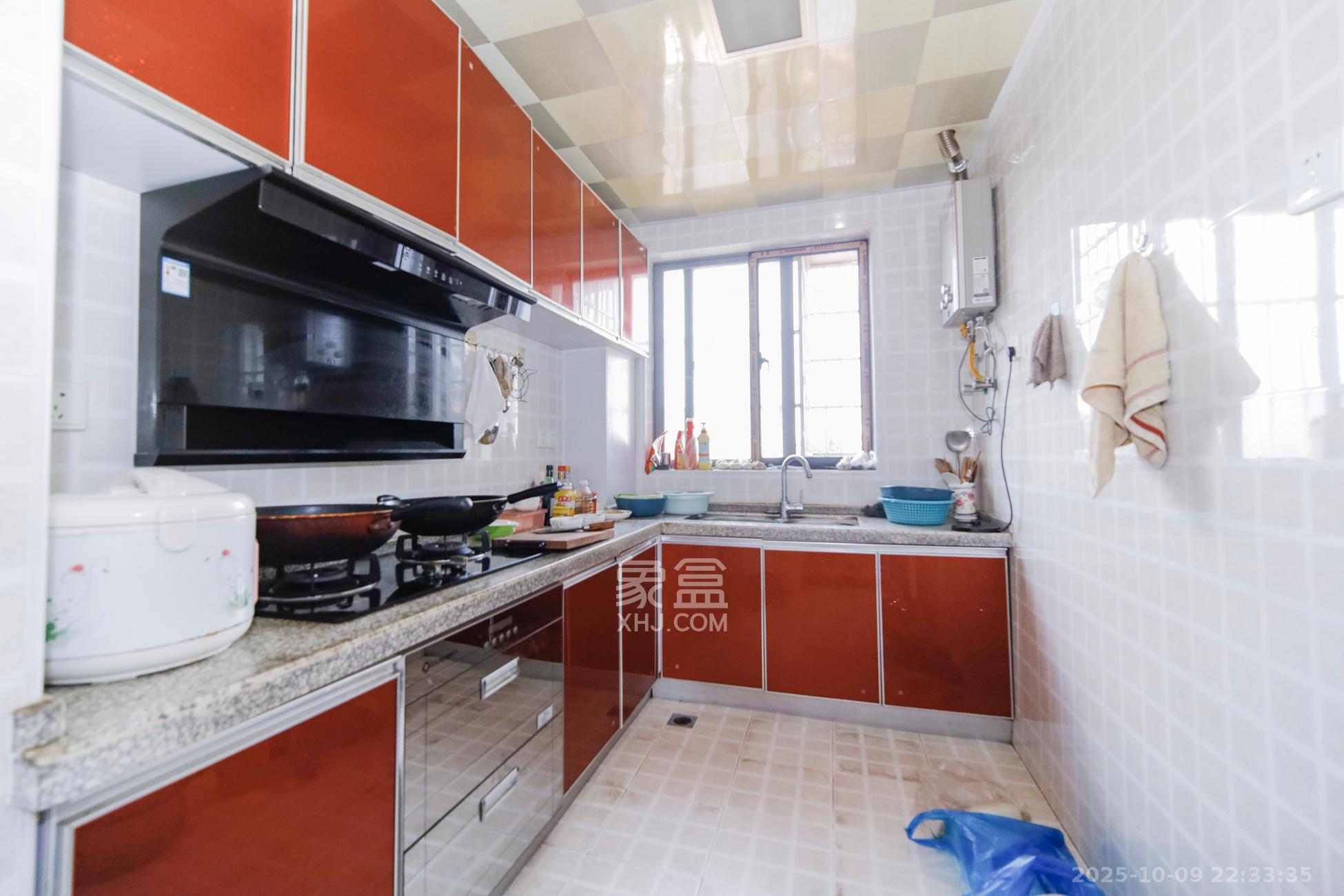上海城小区  3室2厅2卫    93.8万厨房