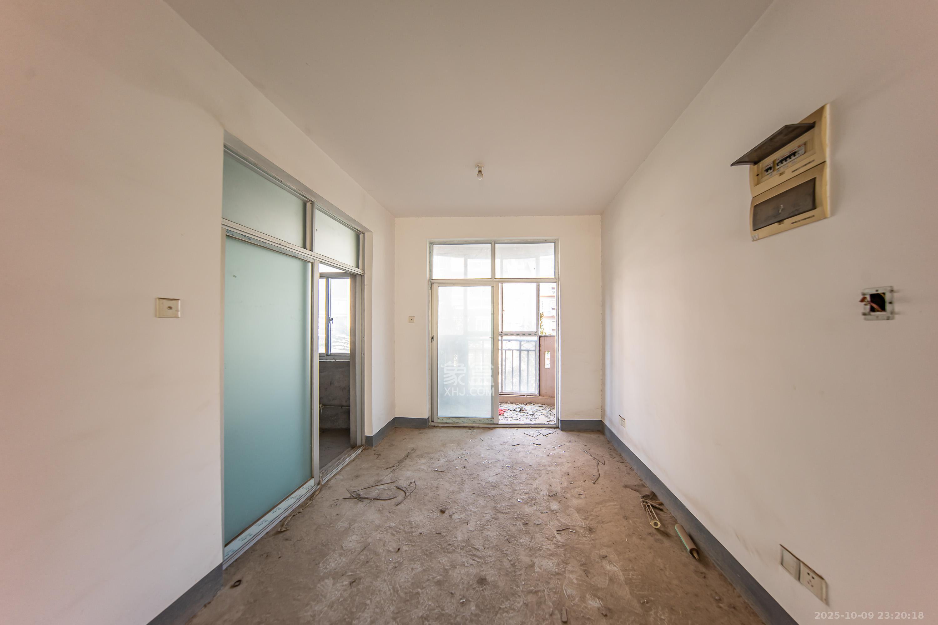 枫华府第  3室2厅2卫    63.8万客厅