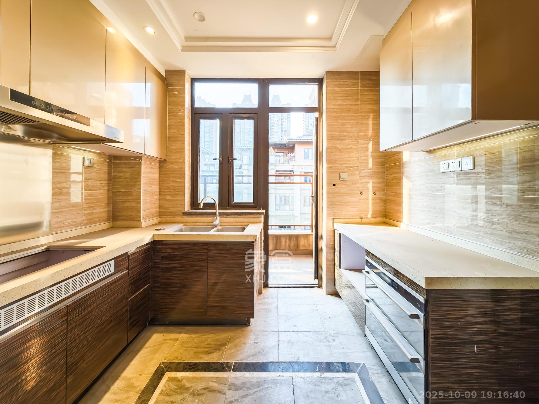 恒大御景天下城一期  4室2厅3卫    268.0万 恒大御景天下城一期  4室2厅3卫    268.0万厨房