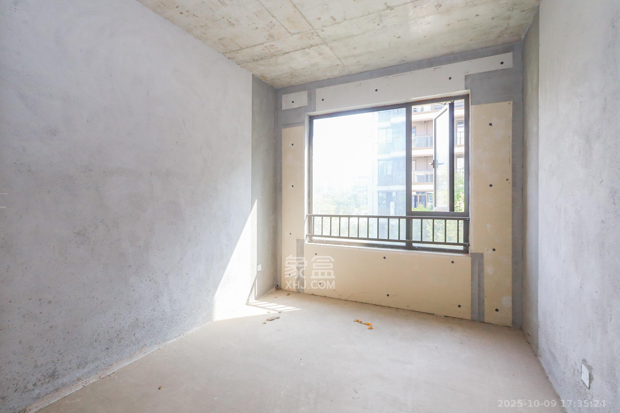 正荣滨江紫阙台 5室2厅3卫 316.0万 正荣滨江紫阙台 5室2厅3卫 316.0万卧室