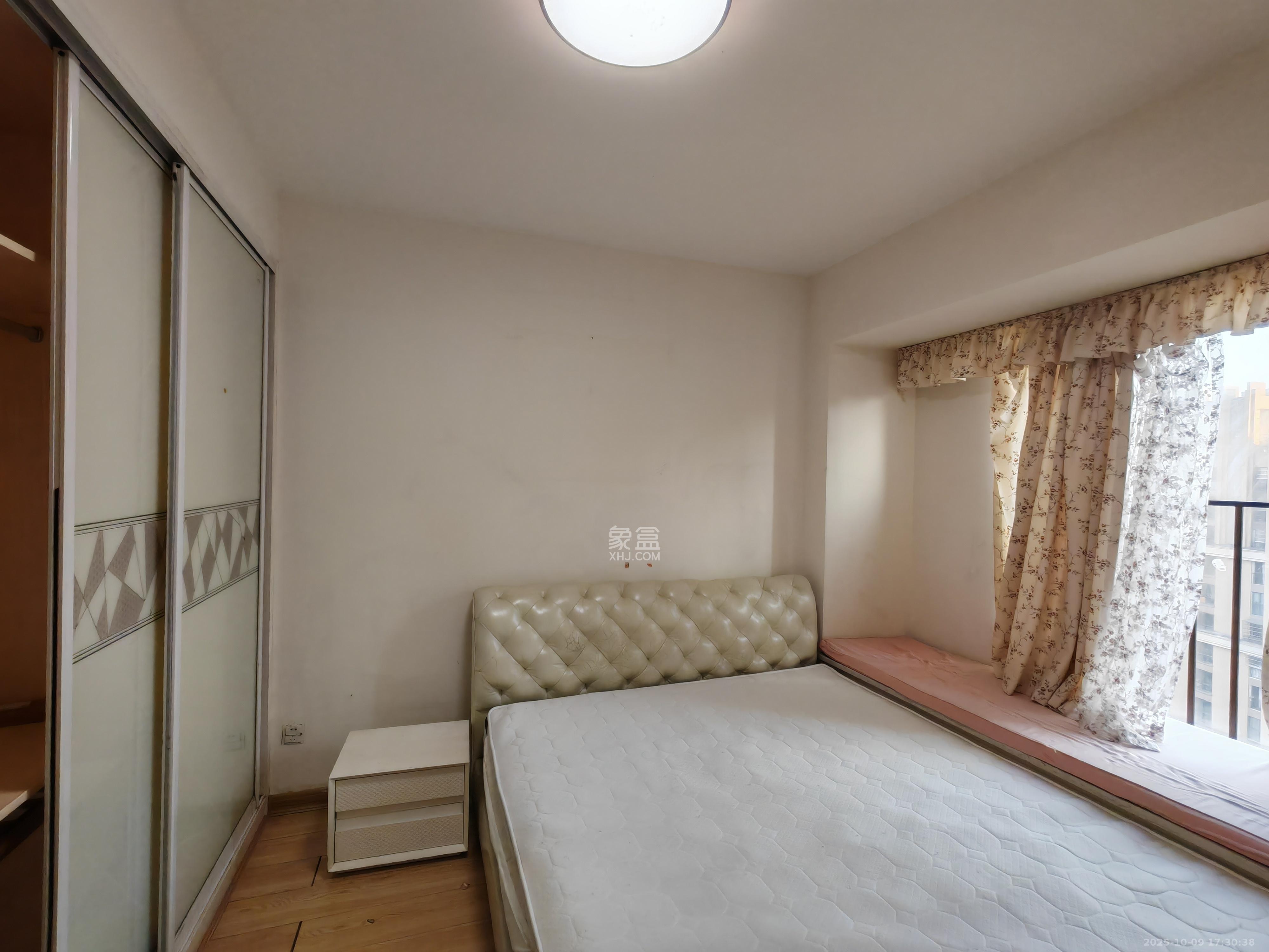 华润凤凰城三期  3室2厅1卫    2200.0元/月室内图