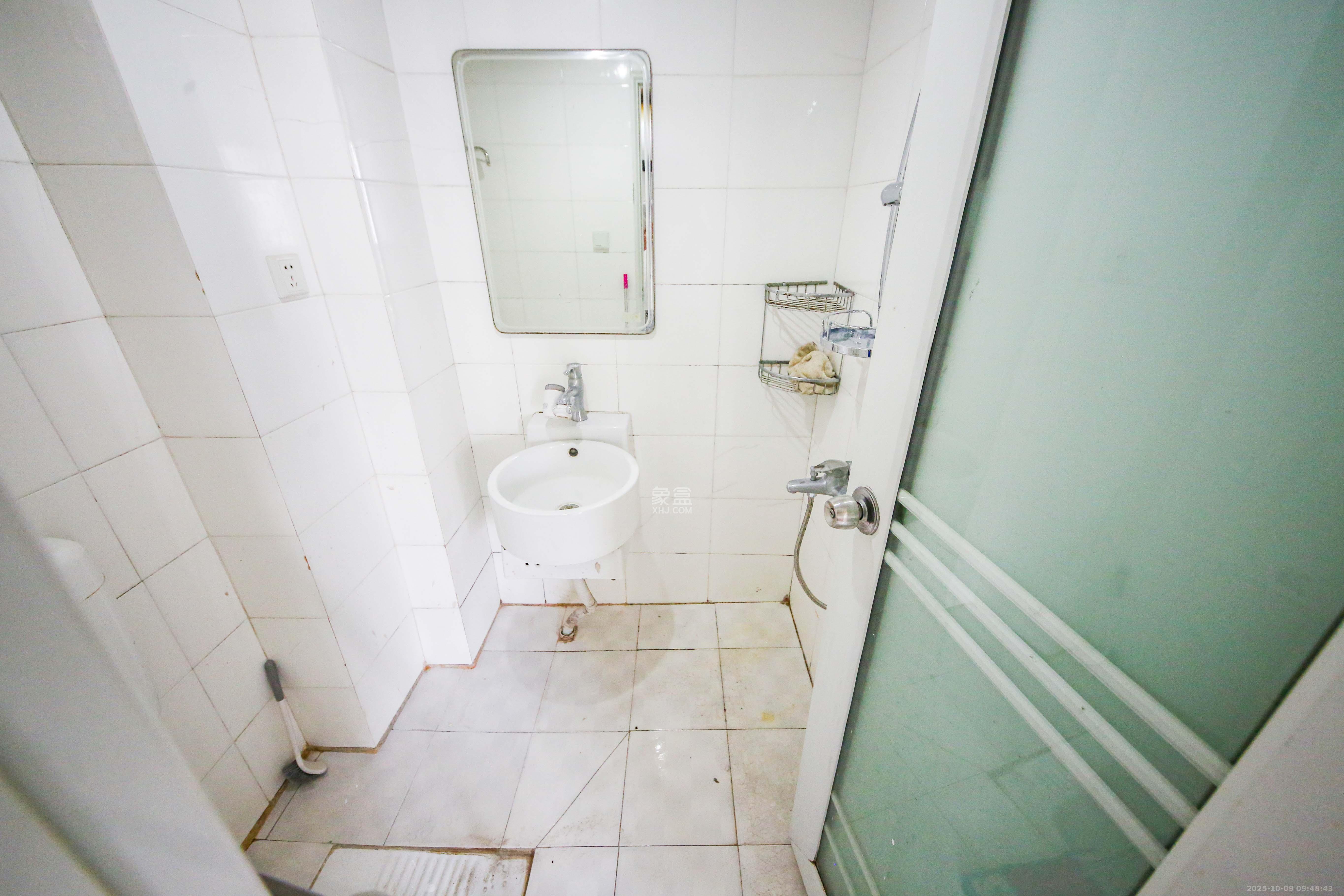 满庭芳小区  1室1厅1卫    35.0万卫生间