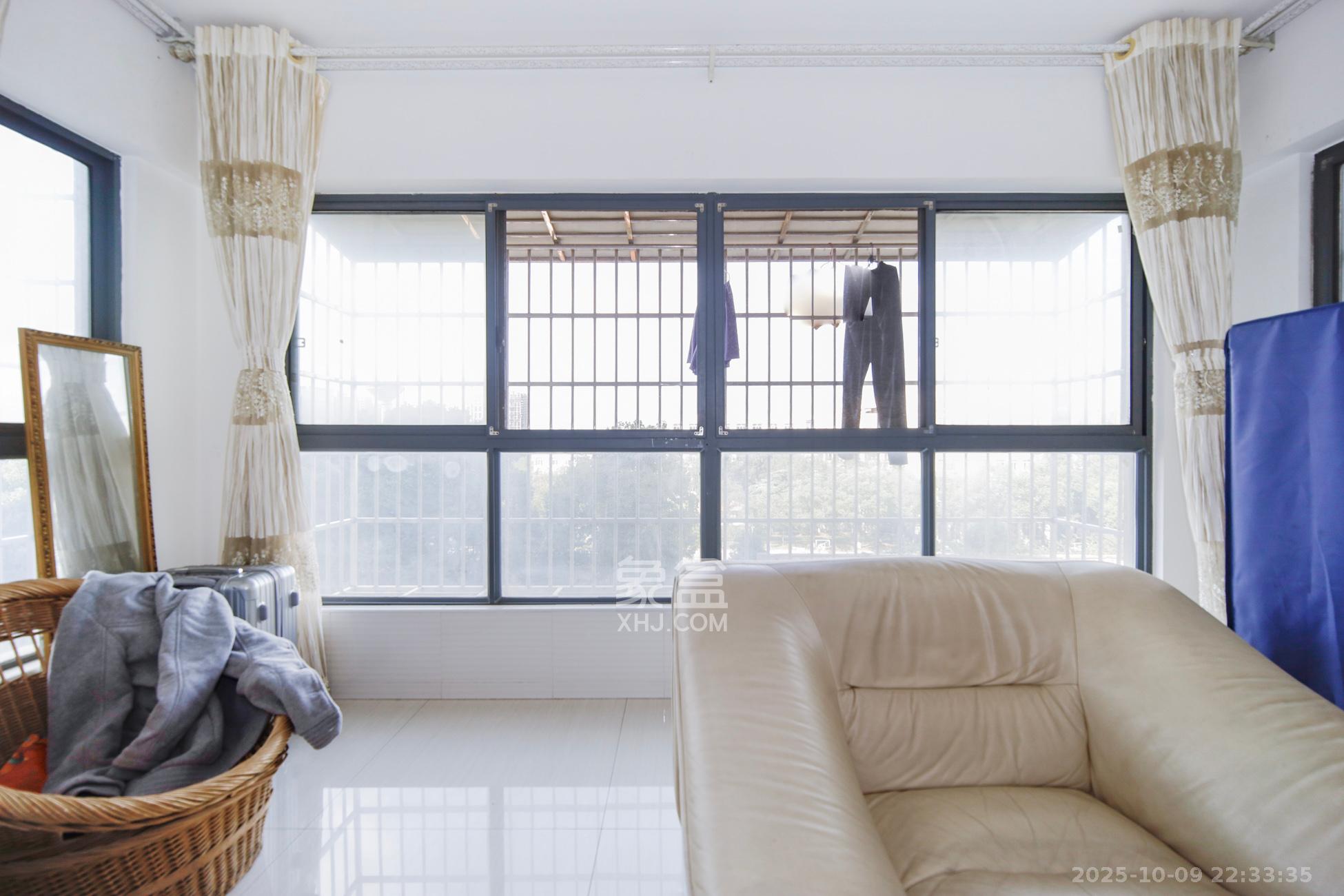 上海城小区  3室2厅2卫    93.8万阳台