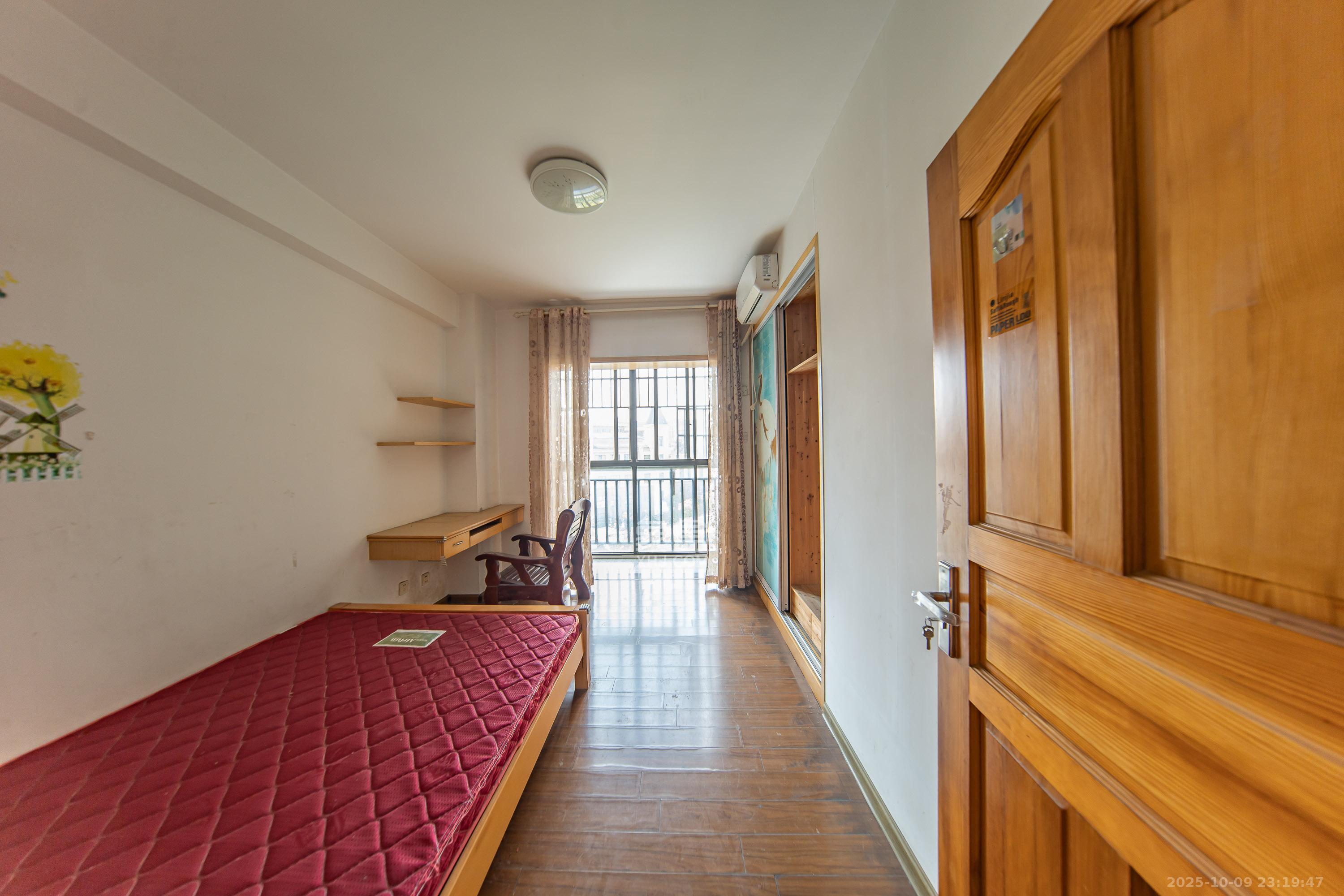 枫华府第  3室2厅2卫    68.0万卧室