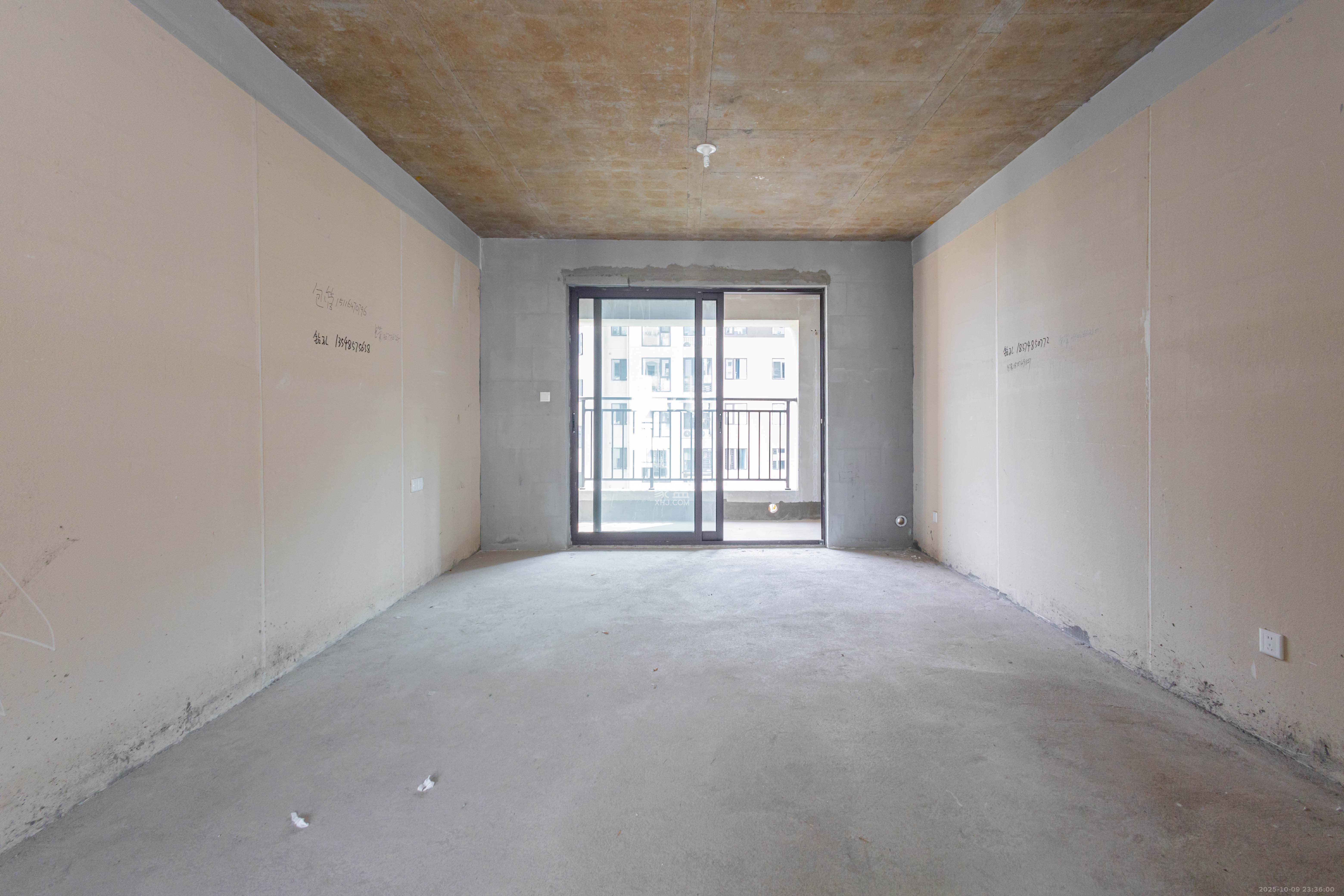 新城恒伟汇隽风华 4室2厅2卫 89.8万 新城恒伟汇隽风华 4室2厅2卫 89.8万客厅