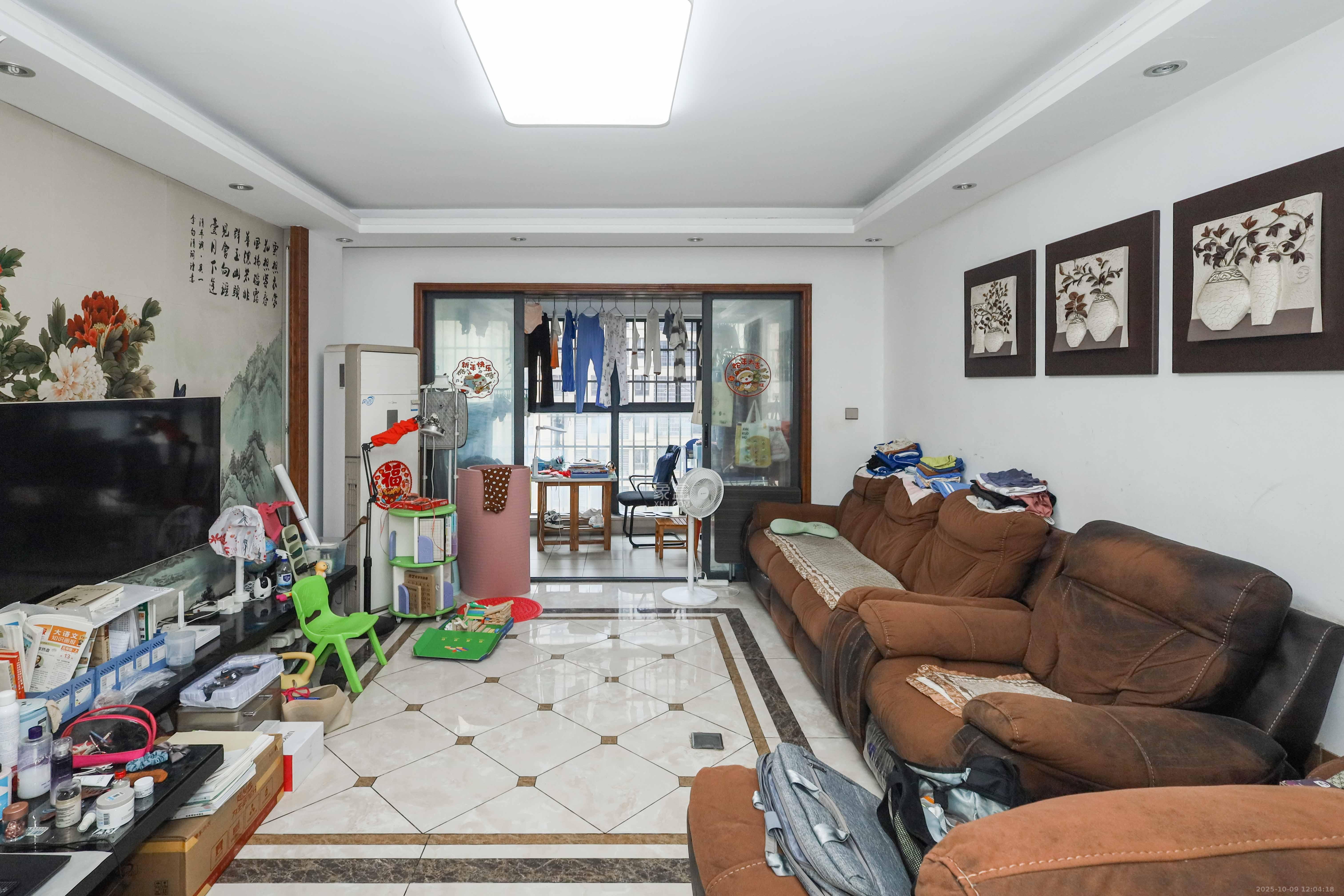 保利麓谷林语C区 4室2厅2卫 115.0万 保利麓谷林语C区 4室2厅2卫 115.0万客厅