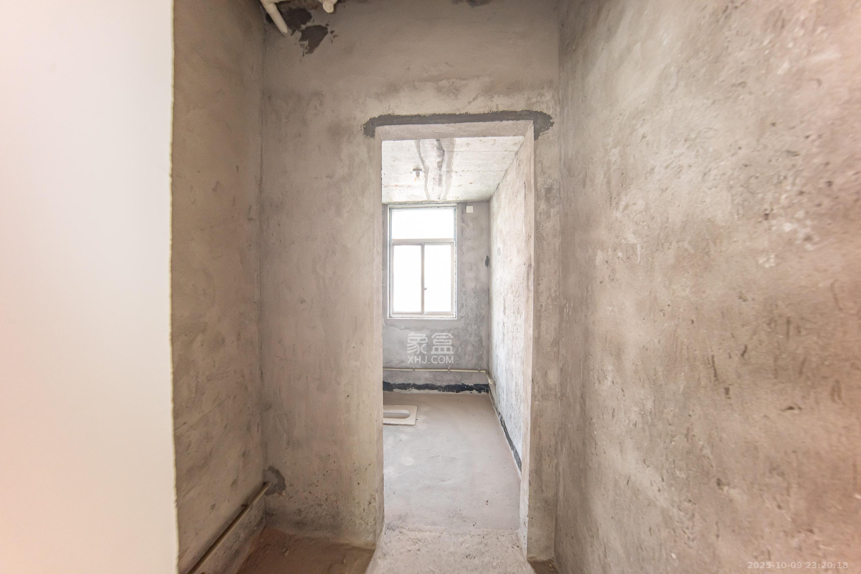 枫华府第  3室2厅2卫    63.8万卫生间