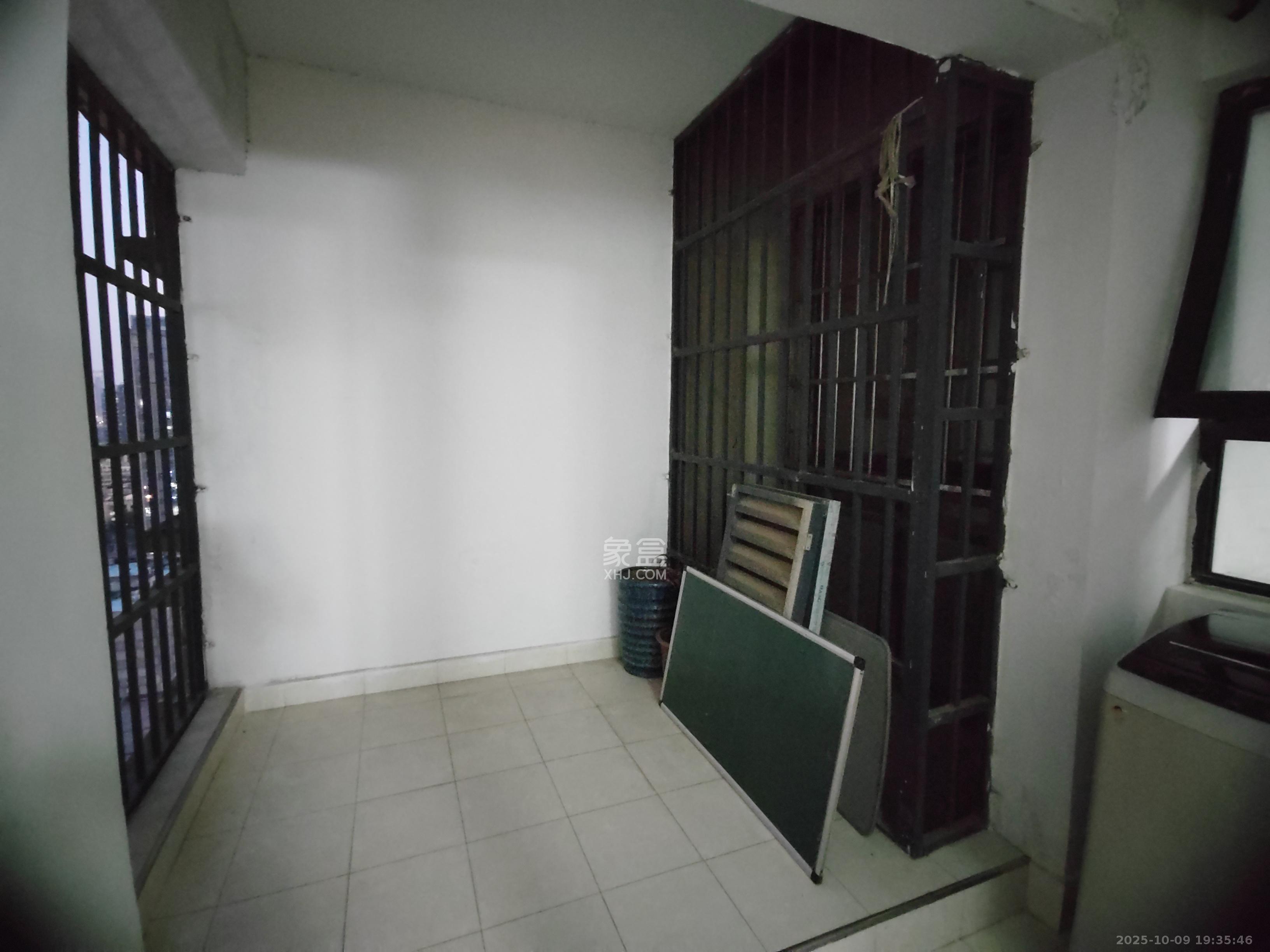 奥克斯广场 3室2厅2卫 3200.0元/月 奥克斯广场 3室2厅2卫 3200.0元/月室内图