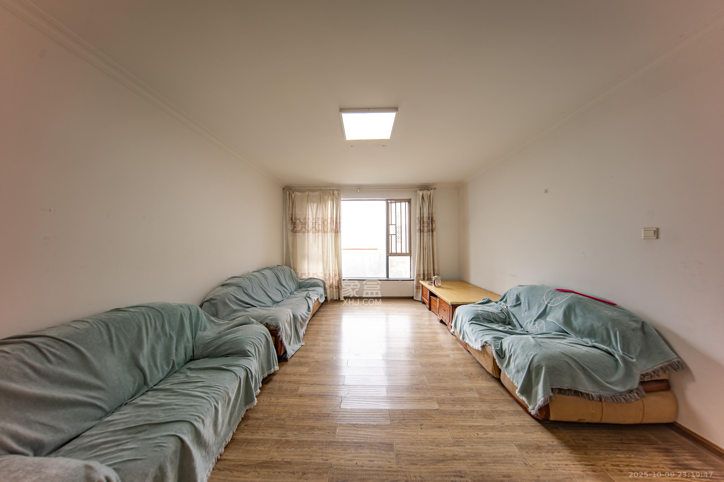 枫华府第  3室2厅2卫    68.0万客厅