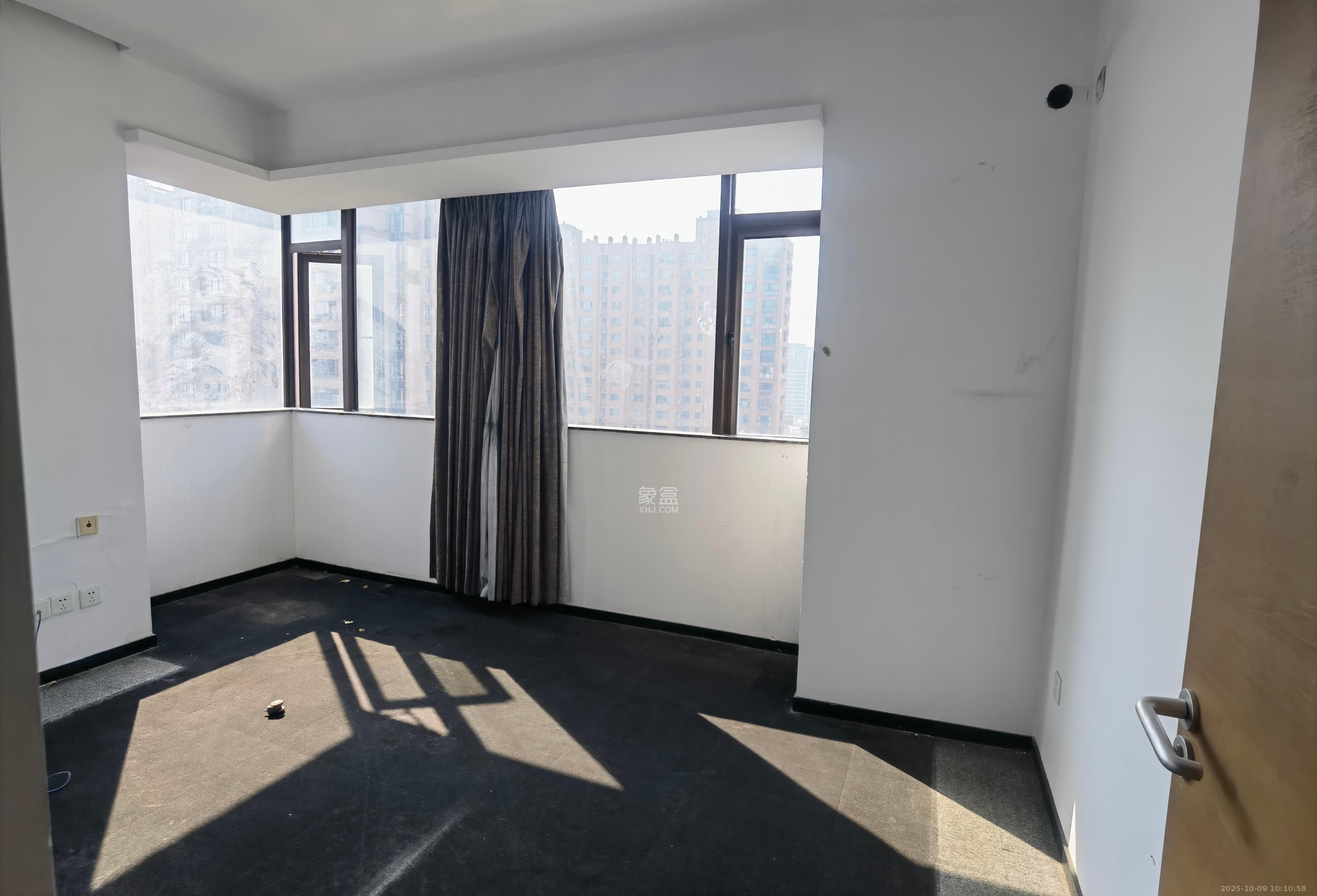 融科檀香山(融科紫檀、香山国际)  5室2厅3卫    5500.0元/月 融科檀香山(融科紫檀、香山国际)  5室2厅3卫    5500.0元/月室内图