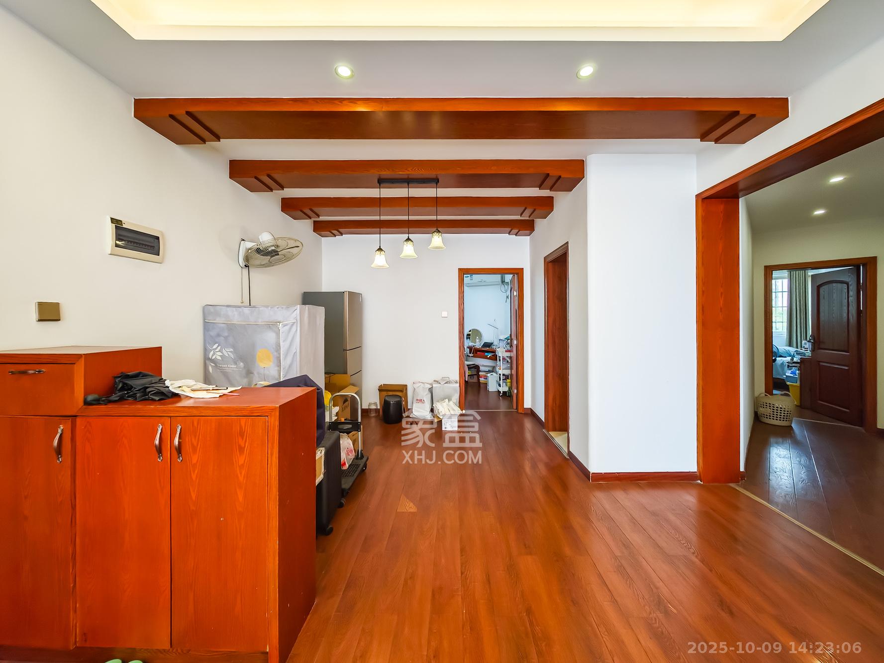 华江乐天花亭  3室2厅2卫    82.0万客厅