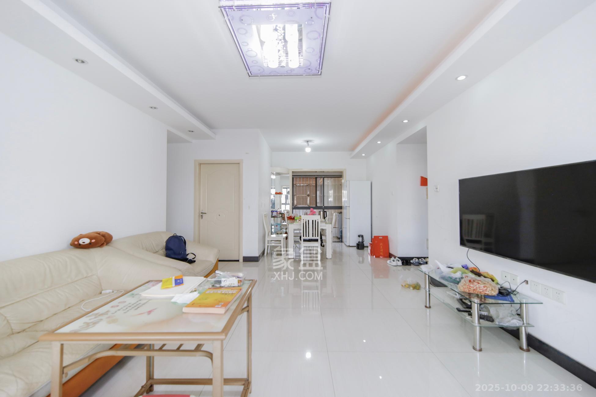 上海城小区  3室2厅2卫    93.8万客厅