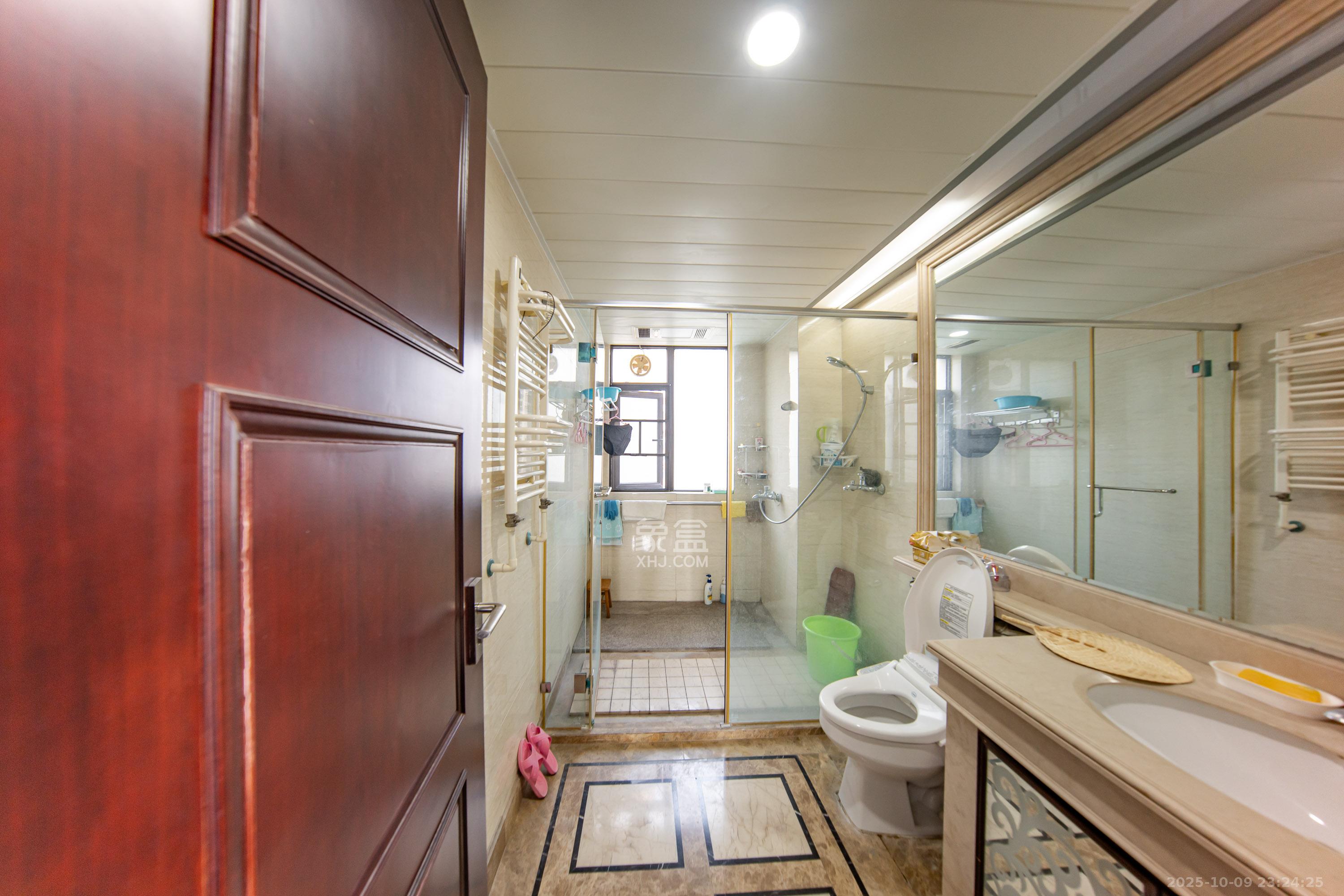 中海国际一期  4室2厅2卫    190.0万卫生间