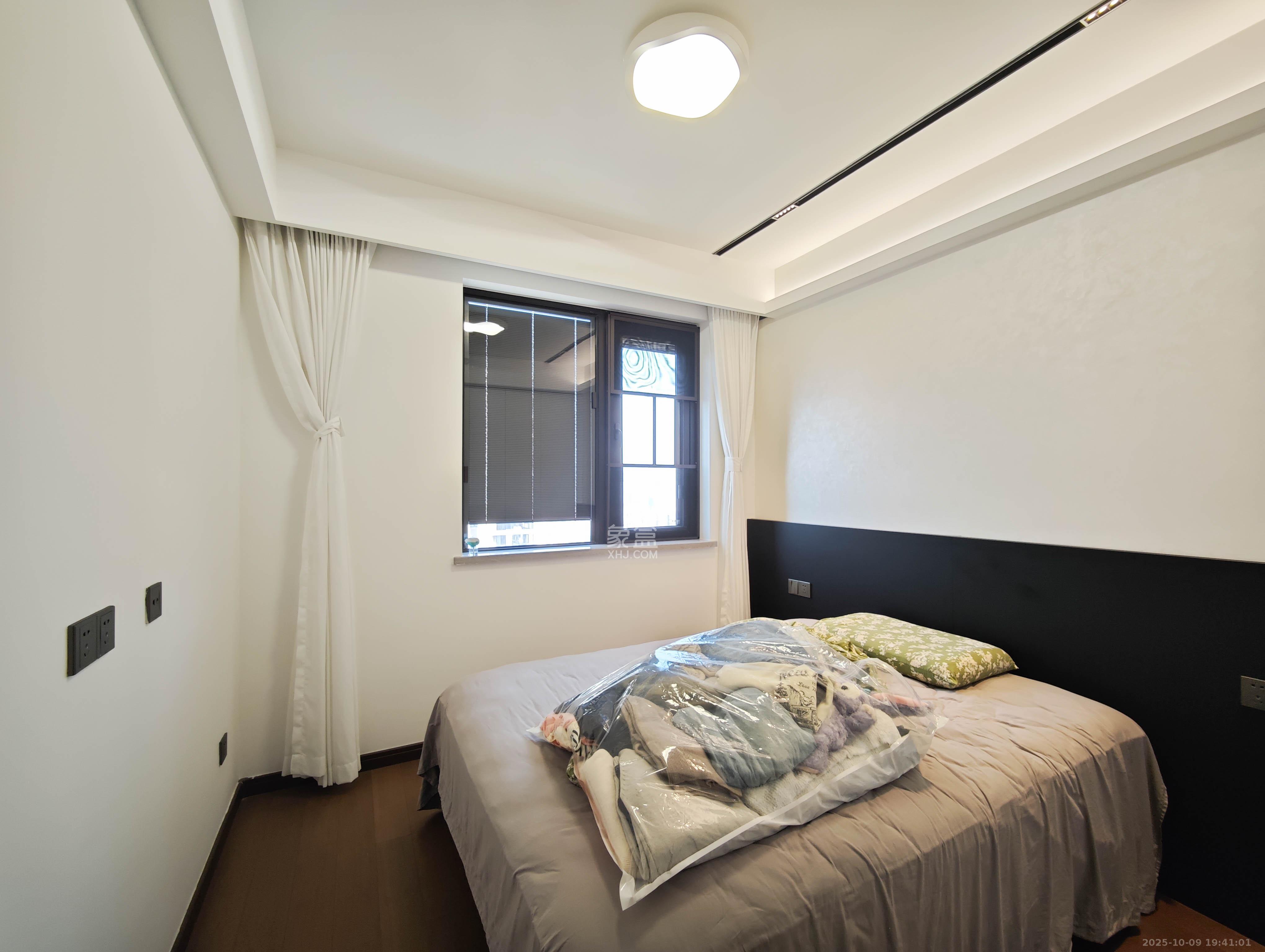 万科魅力之城  4室2厅2卫    185.0万卧室