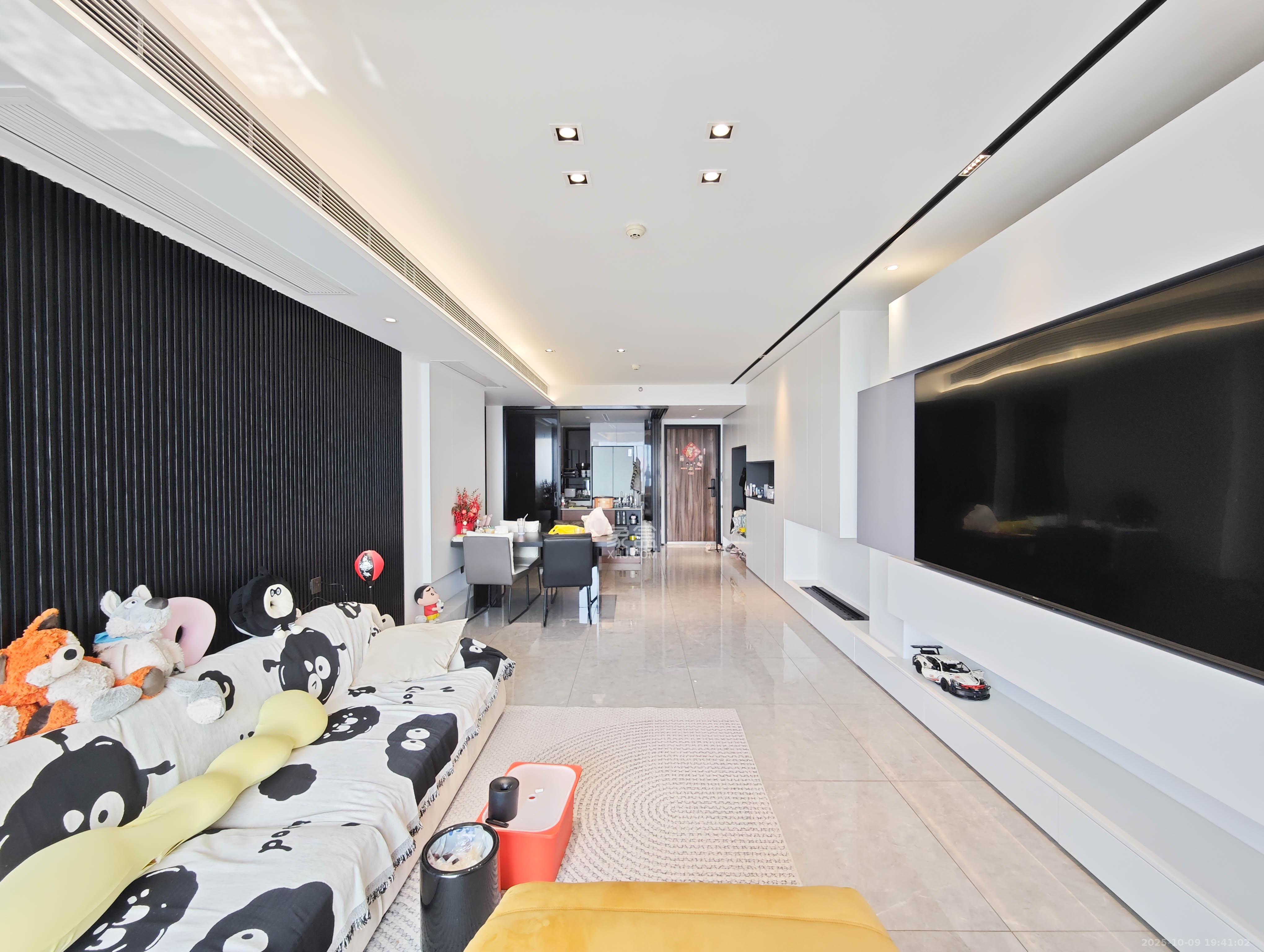 万科魅力之城  4室2厅2卫    185.0万客厅