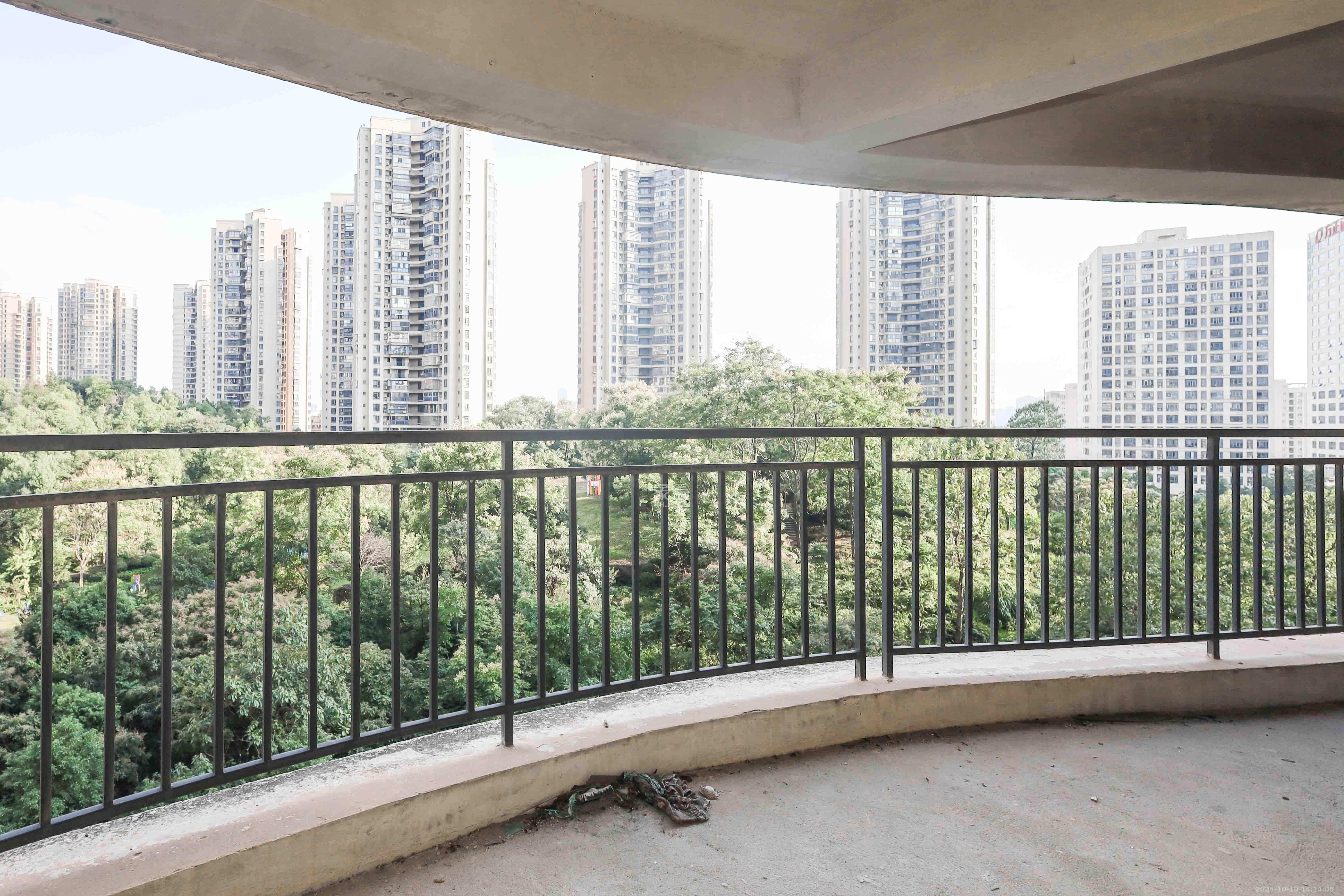 保利麓谷林语C区 3室2厅1卫 85.0万 保利麓谷林语C区 3室2厅1卫 85.0万阳台