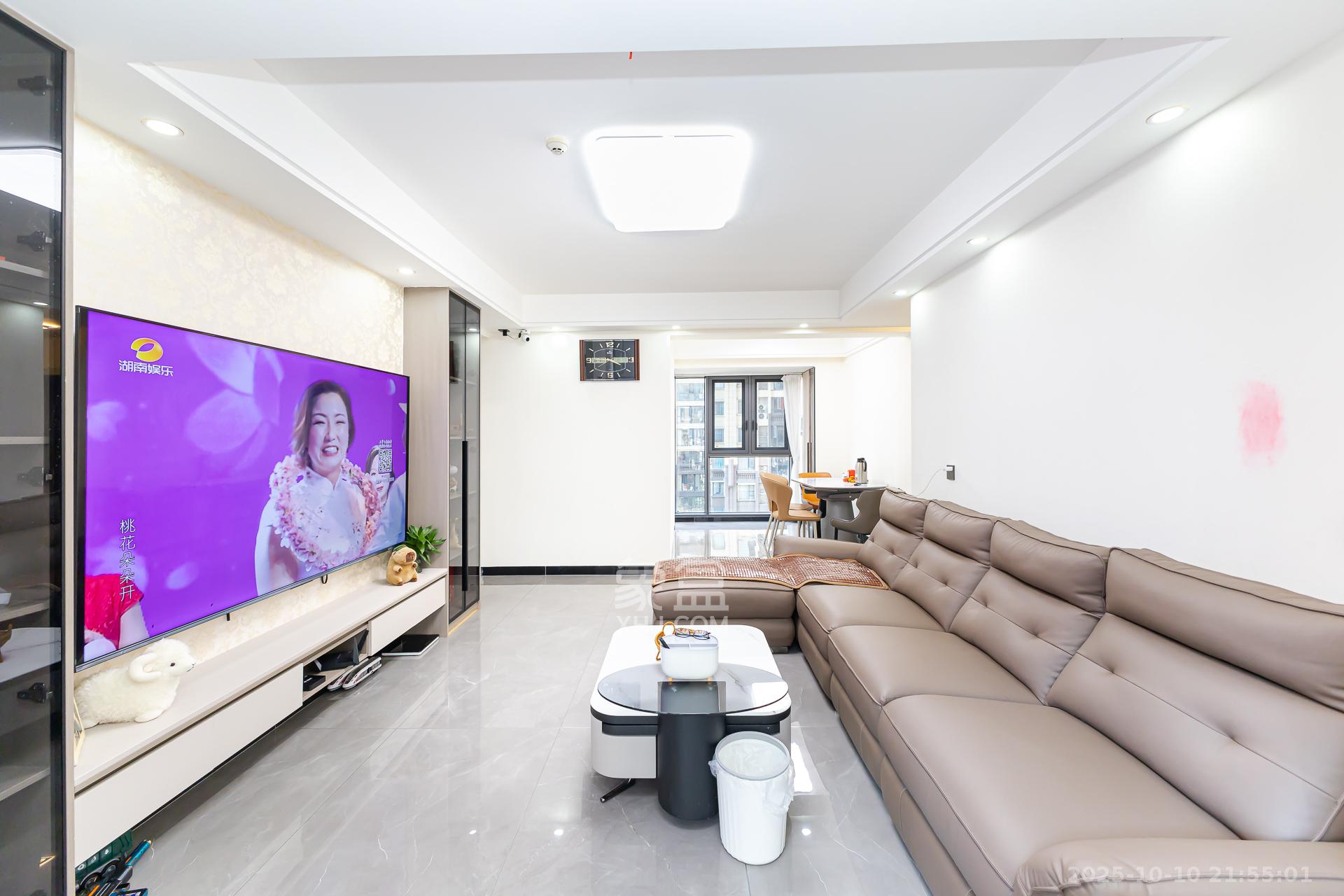 明发阅江悦府  3室2厅2卫    115.0万 明发阅江悦府  3室2厅2卫    115.0万客厅