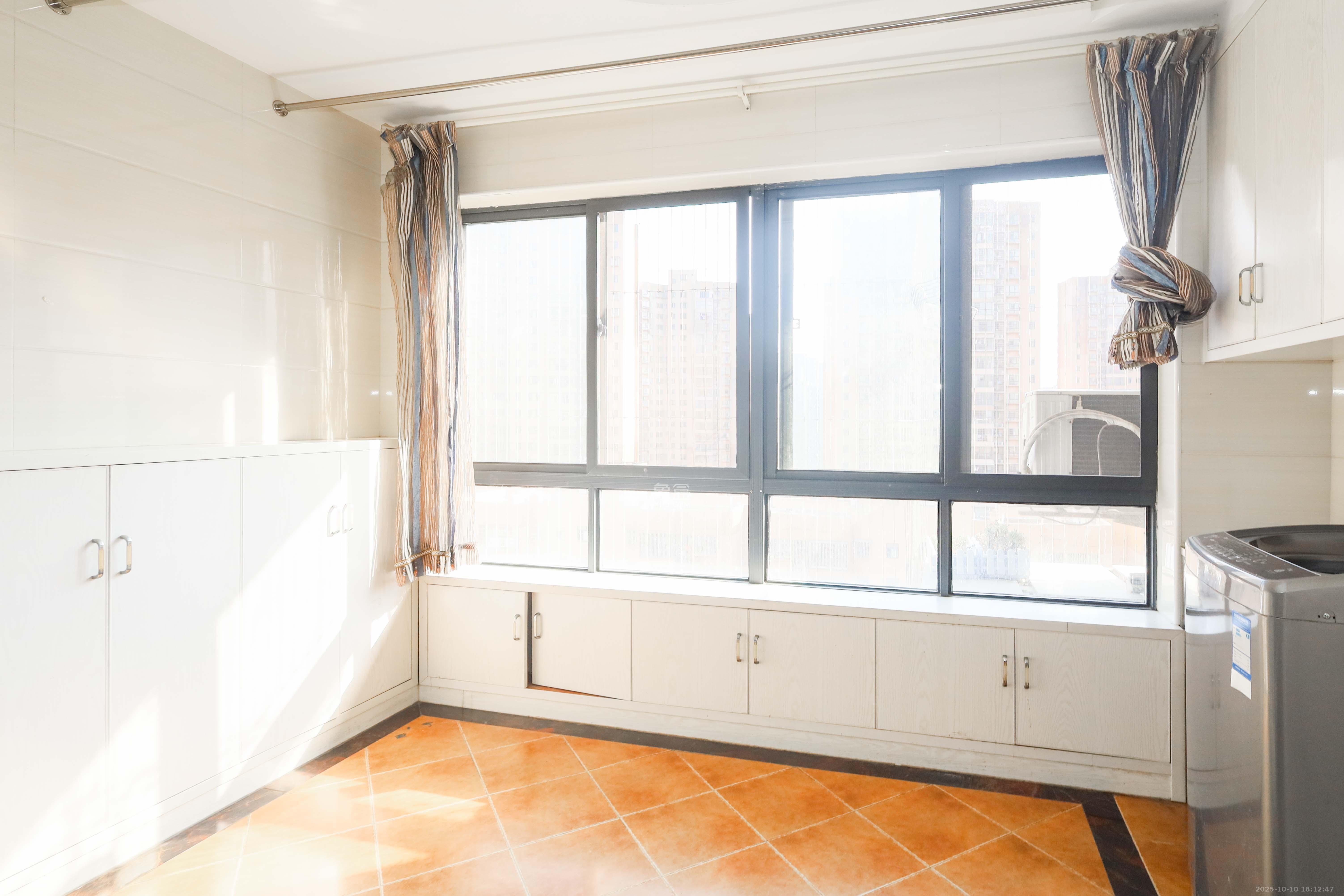 好莱城(弘德西街) 3室2厅1卫 85.0万 好莱城(弘德西街) 3室2厅1卫 85.0万阳台