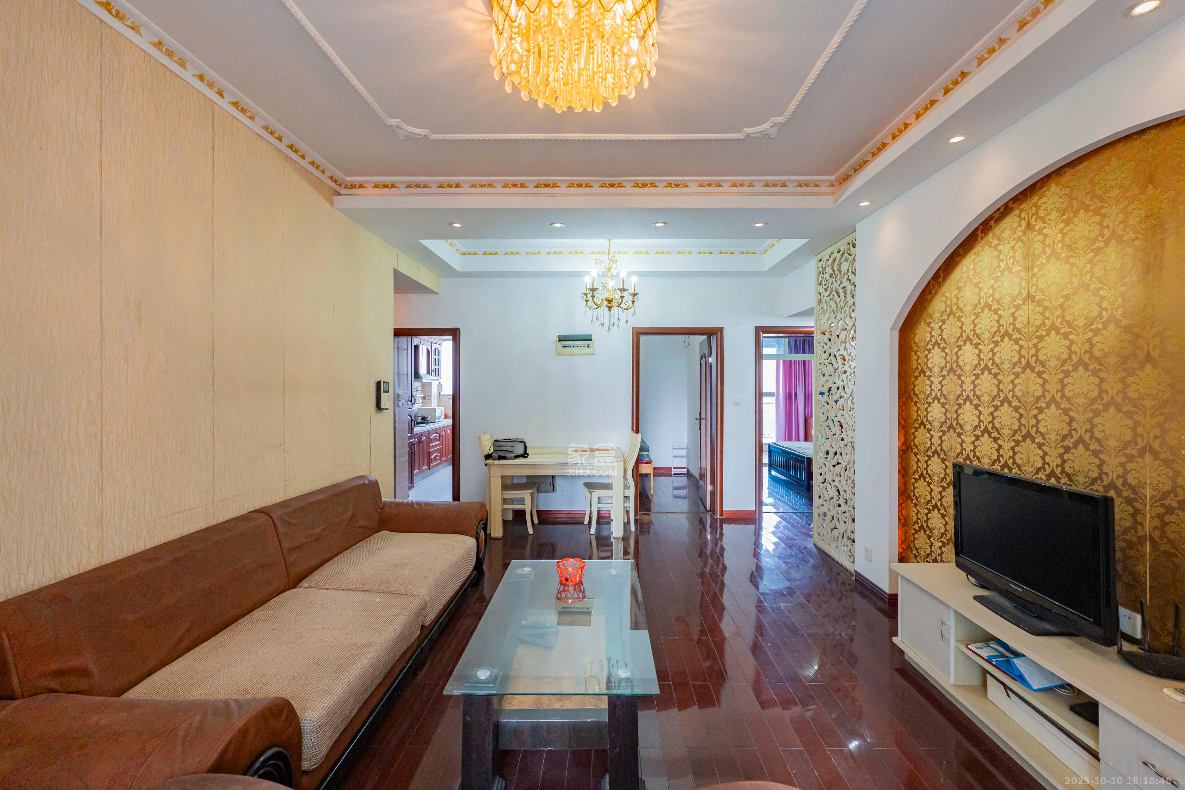 凯乐国际城 2室2厅1卫 90.0万 凯乐国际城 2室2厅1卫 90.0万客厅