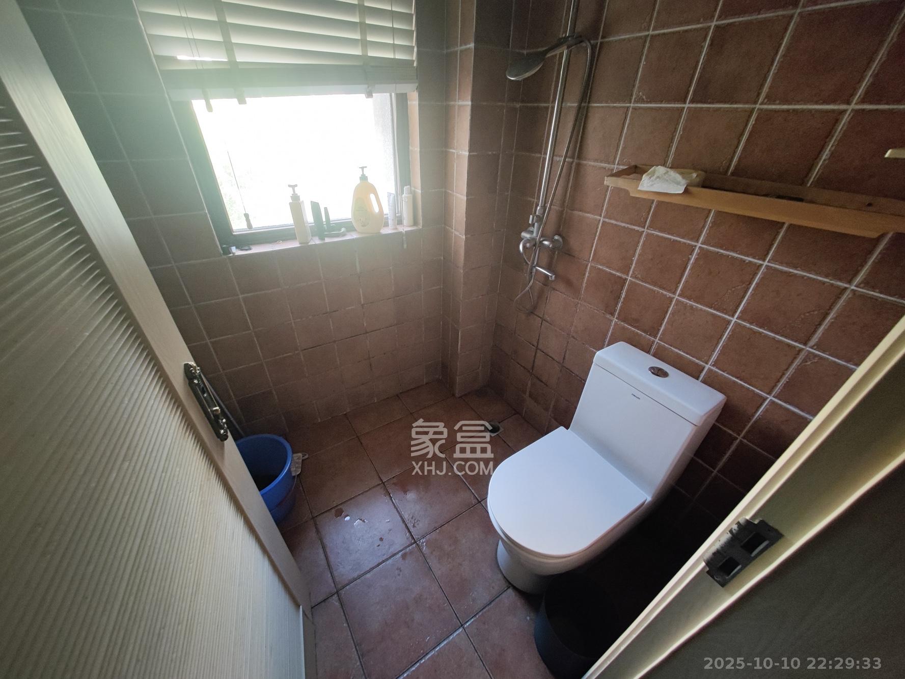 欧莱雅郡  4室2厅2卫    158.8万卫生间