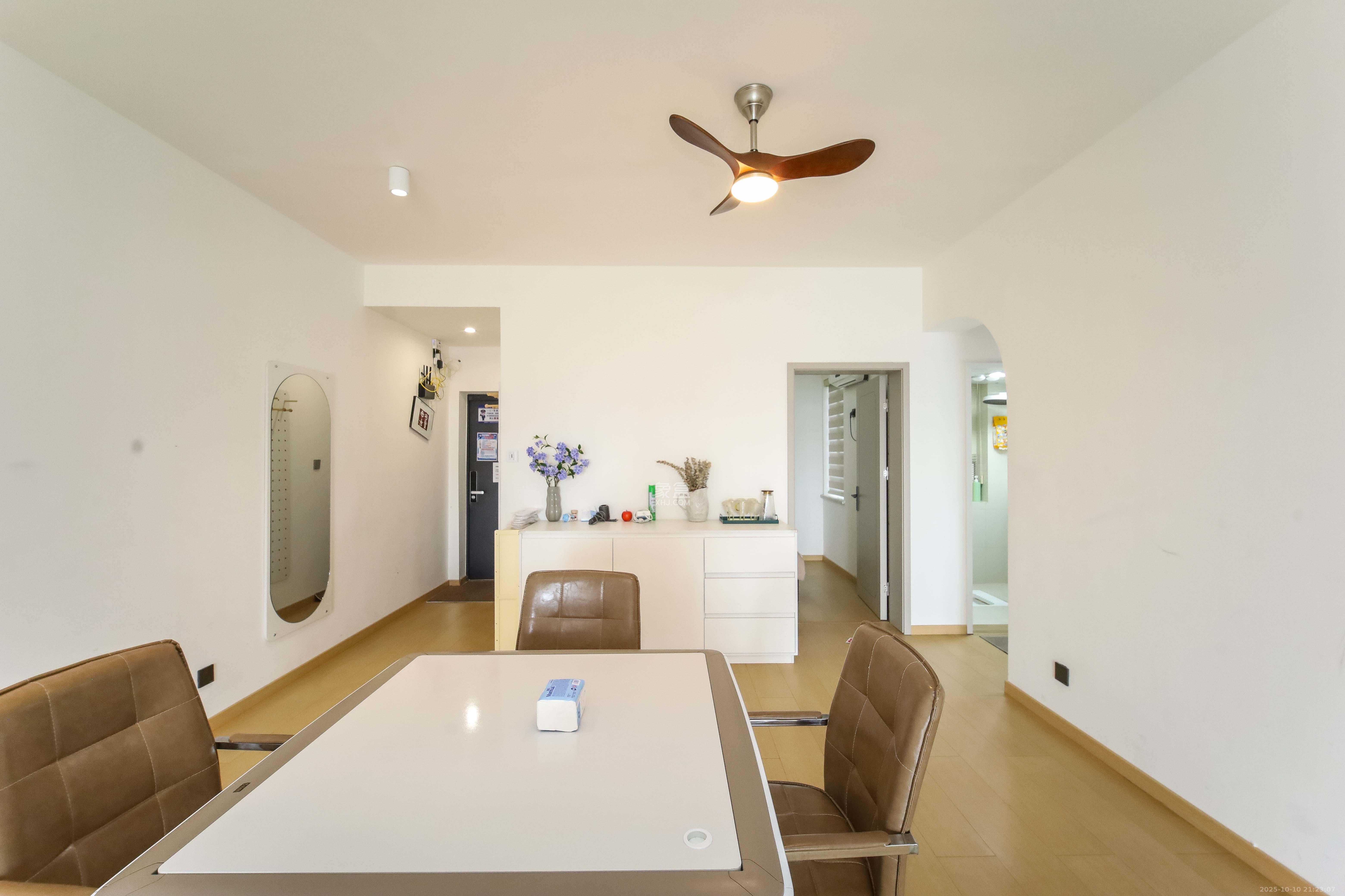 左岸右岸 3室2厅2卫 87.5万 左岸右岸 3室2厅2卫 87.5万客厅