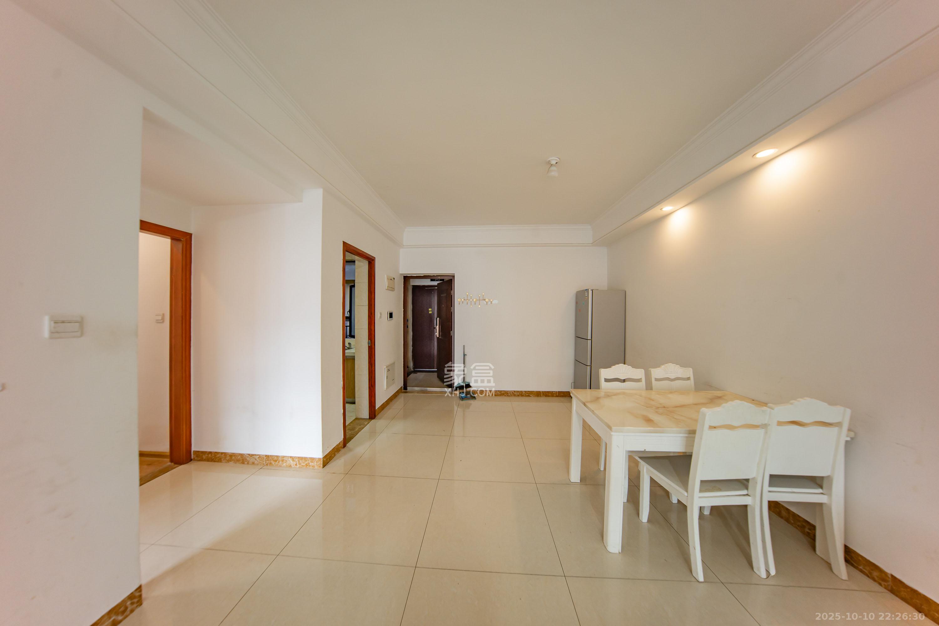 江山帝景哈佛  2室2厅1卫    72.0万 江山帝景哈佛  2室2厅1卫    72.0万客厅