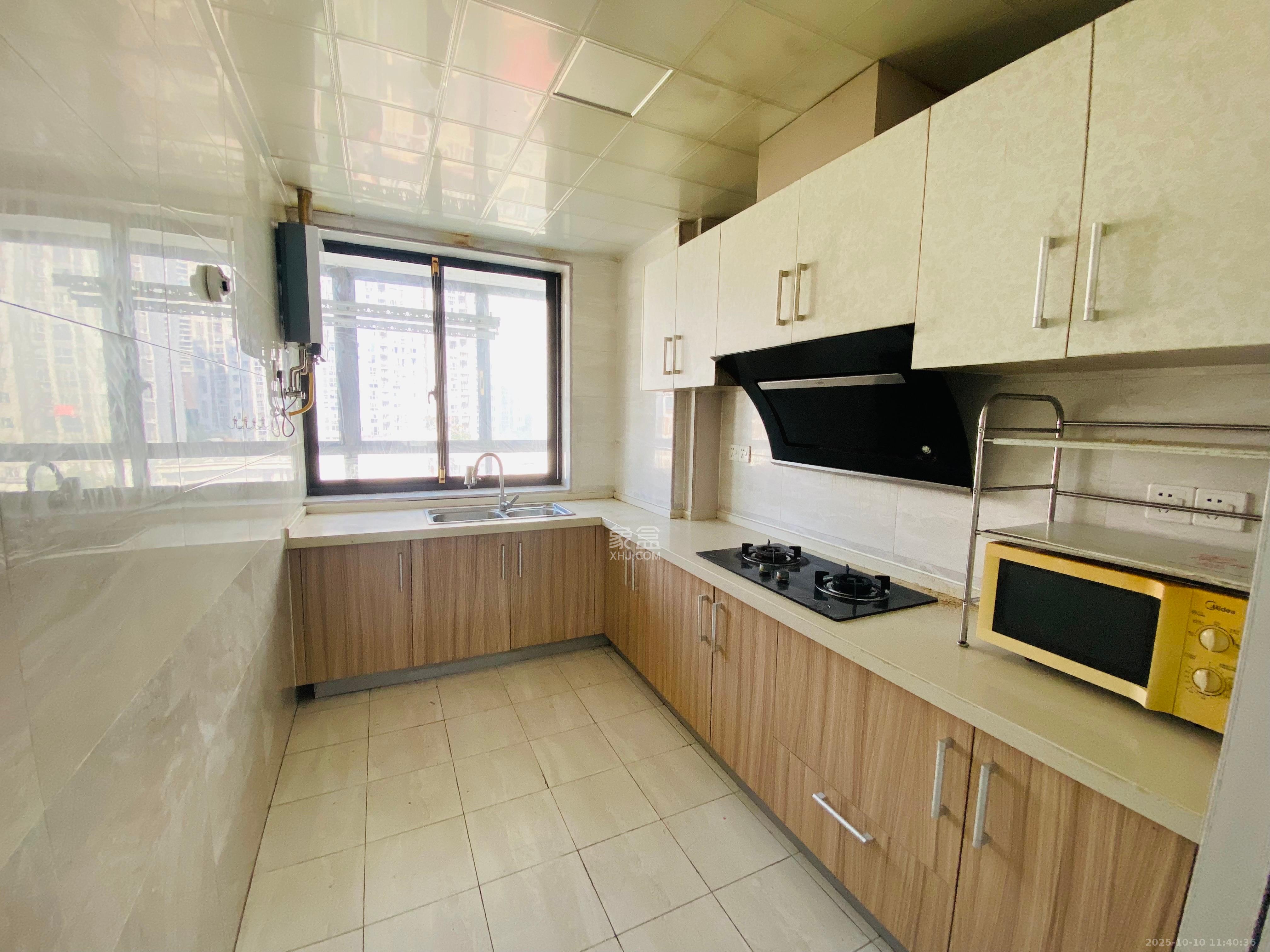 芙蓉别墅山庄(嘉湘华庭) 3室2厅2卫 3200.0元/月 芙蓉别墅山庄(嘉湘华庭) 3室2厅2卫 3200.0元/月室内图