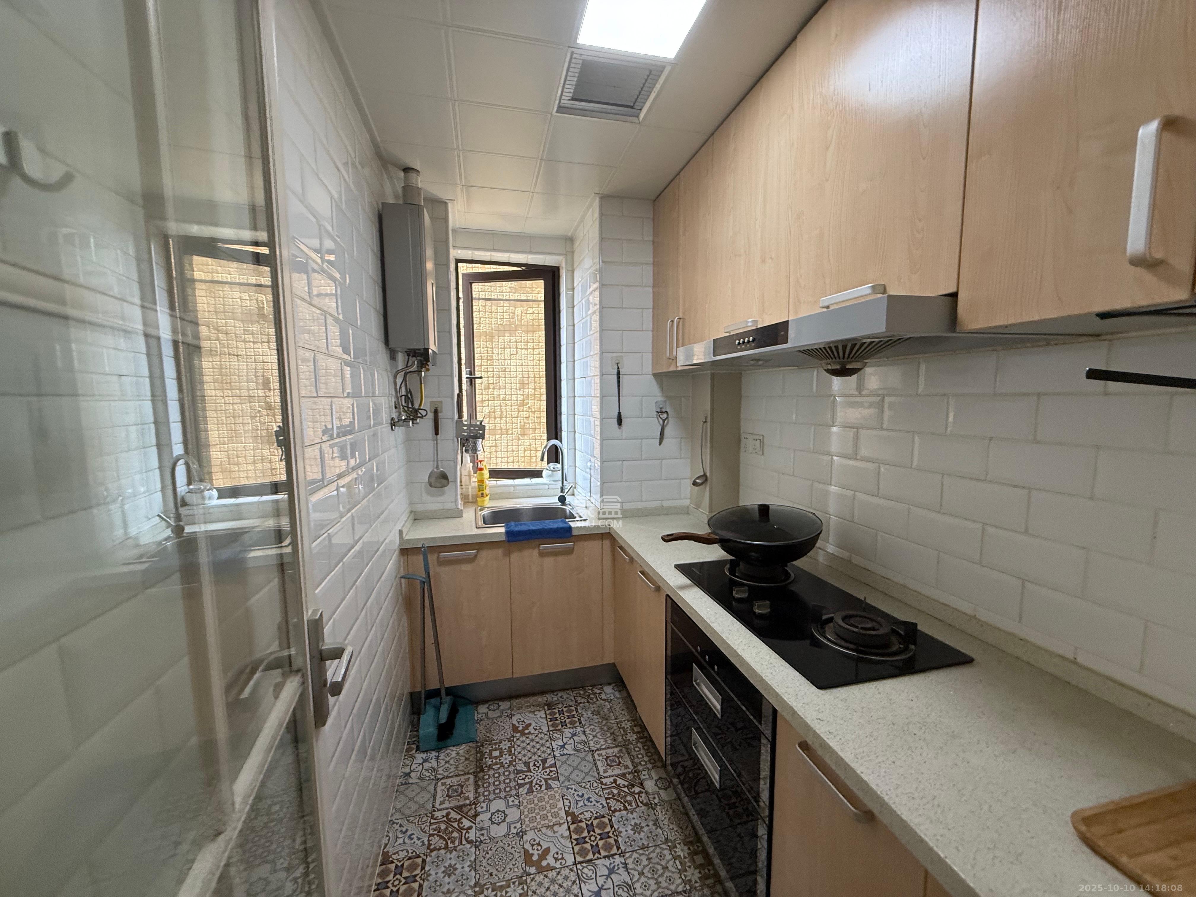 保利西海岸B区  3室2厅1卫    3300.0元/月 保利西海岸B区  3室2厅1卫    3300.0元/月室内图