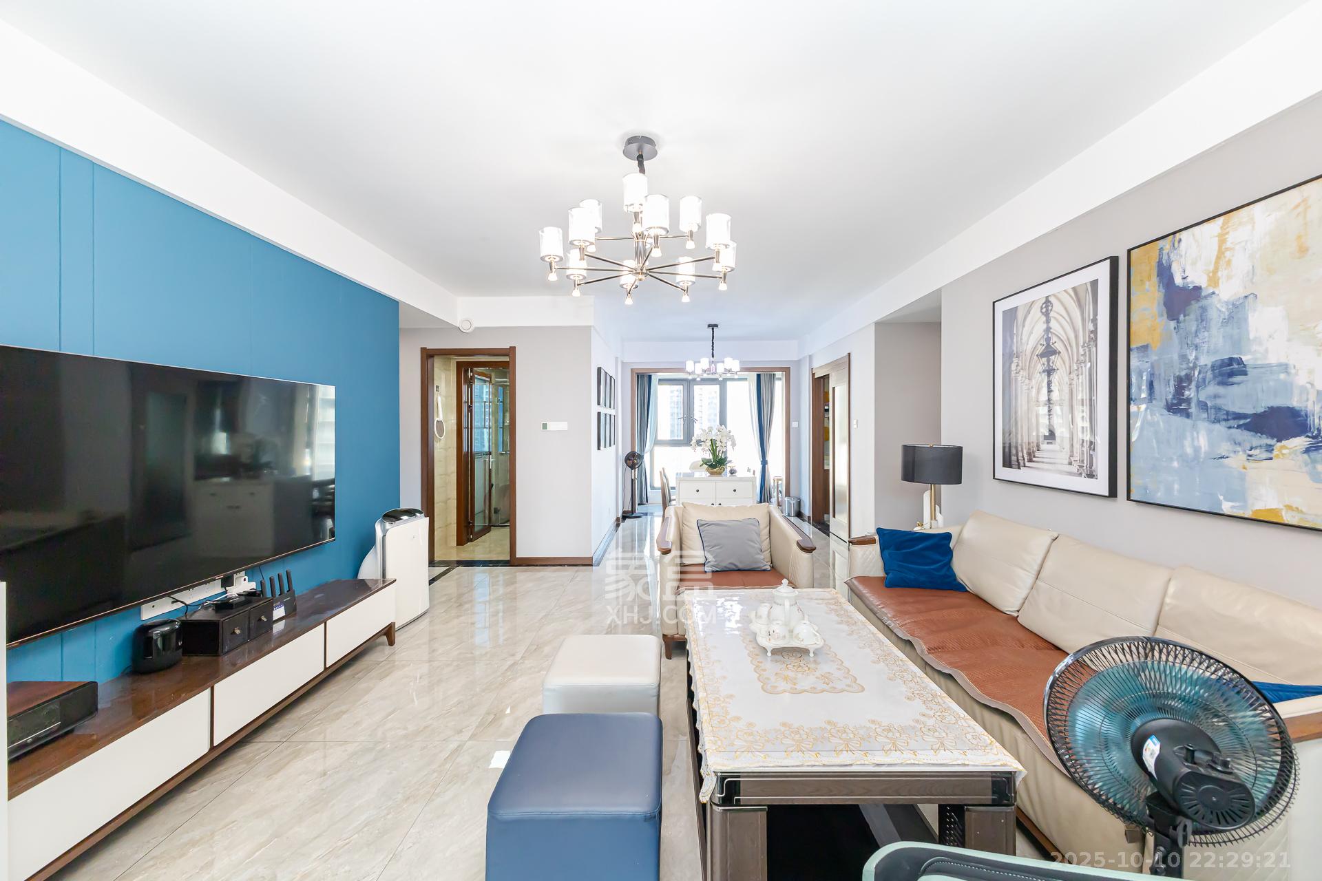 万润滨江天著  5室2厅2卫    135.0万客厅